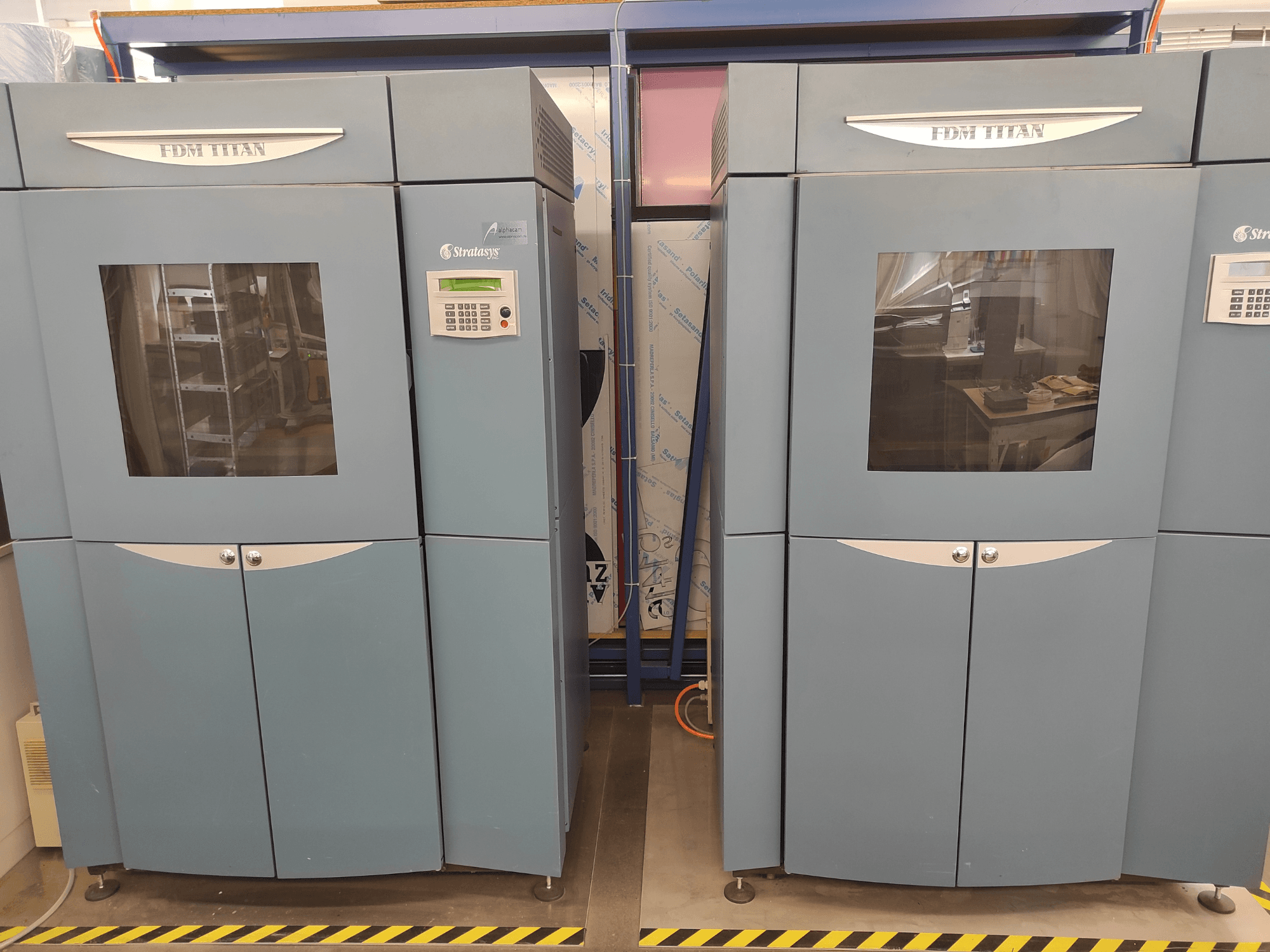 FDM-TitanTI-3D-Drucker von Stratasys, Vorderansicht, mit zwei Türen und Bedienfeld, in einer industriellen Umgebung.