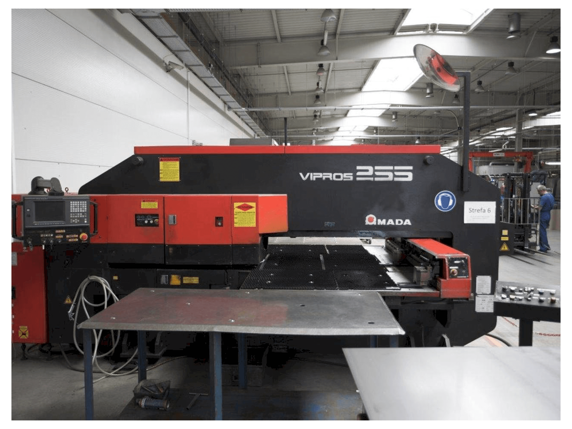 Frontansicht der AMADA Vipros 255 Maschine