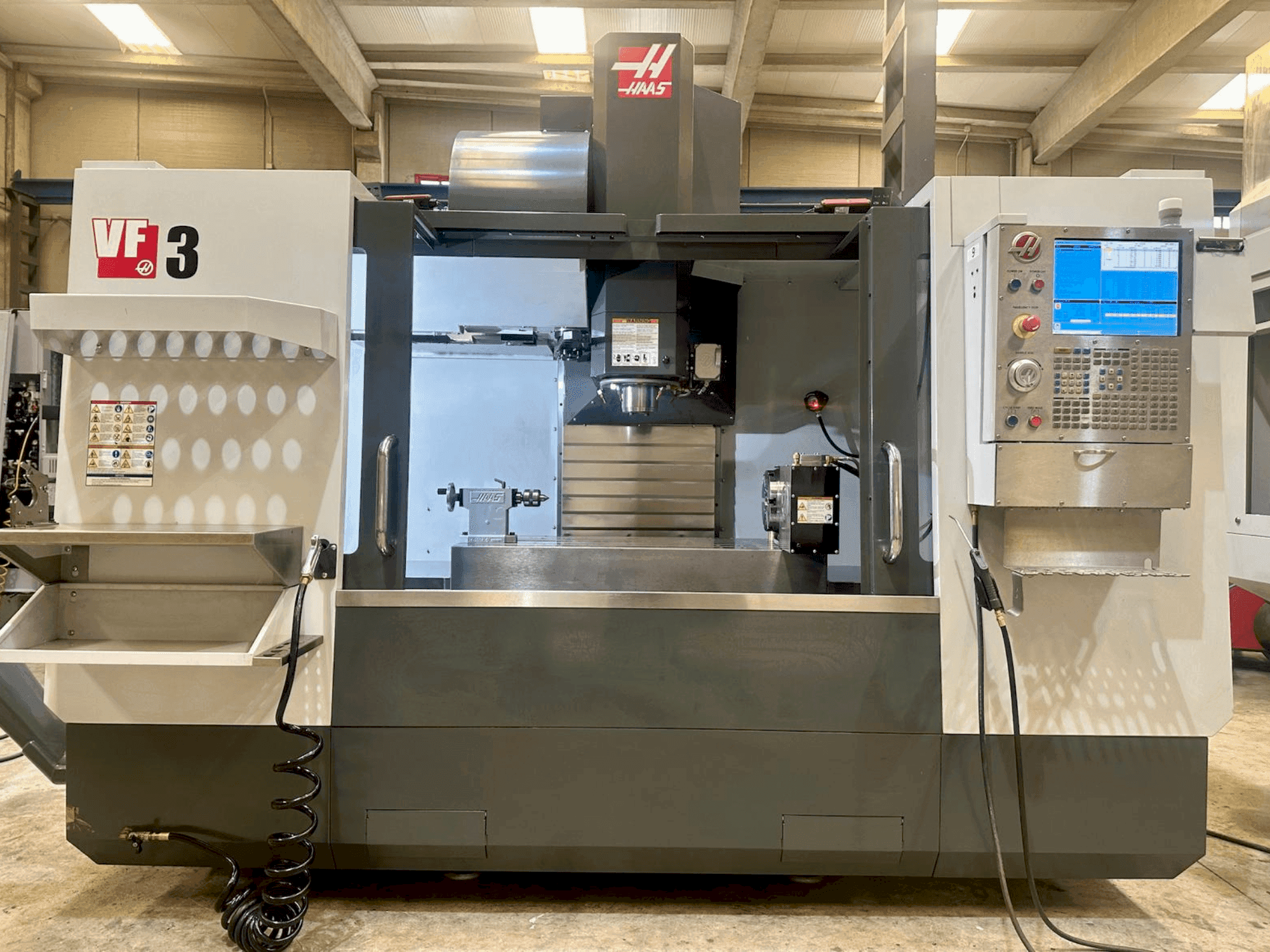 Frontansicht der HAAS VF-3 Maschine