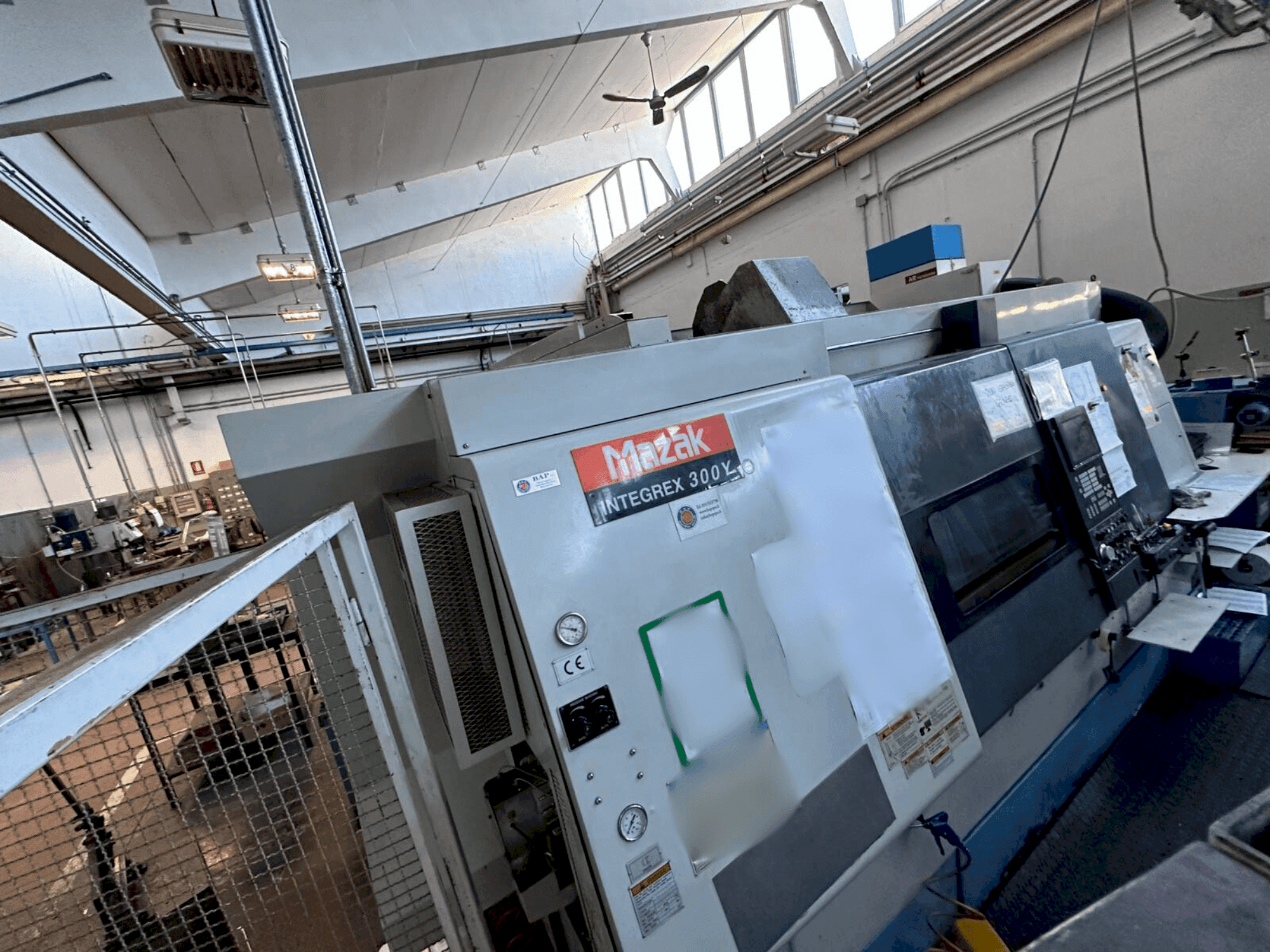 Frontansicht der Mazak INTEGREX 300Y Maschine