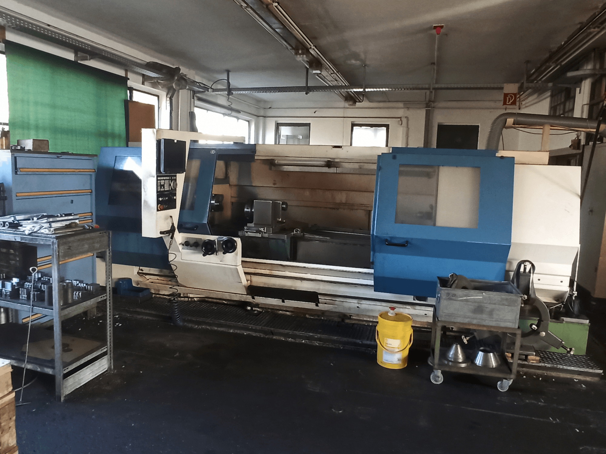 Horizontaldrehmaschine BOEHRINGER DUC 560/2000 in einer Werkstatt, mit Seitenansicht auf das Bedienpult und den Arbeitsbereich.