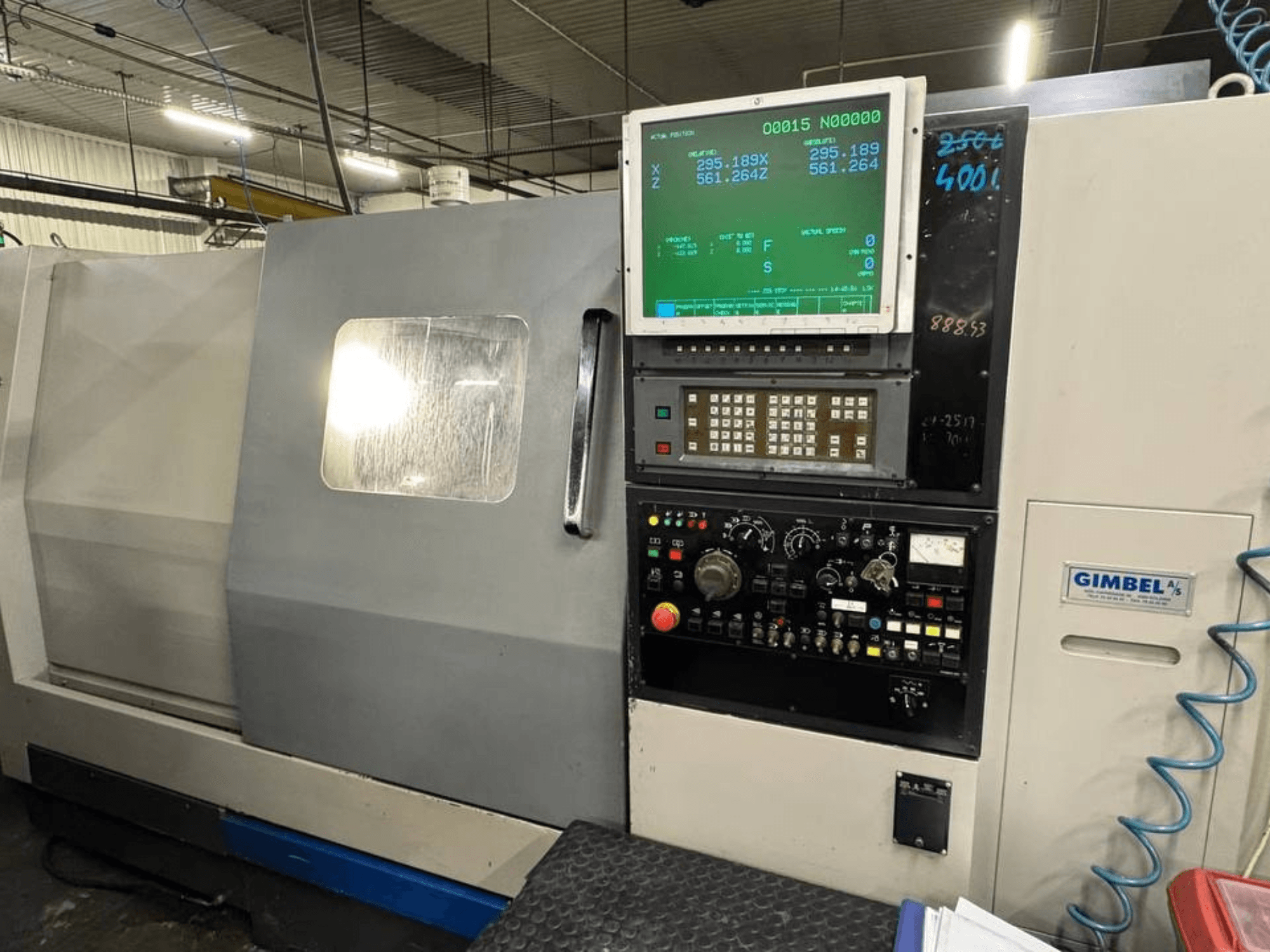 Vorderansicht der Takisawa TS-35 Horizontal-Drehmaschine mit Bedienfeld mit Digitalanzeige und Bedienelementen.