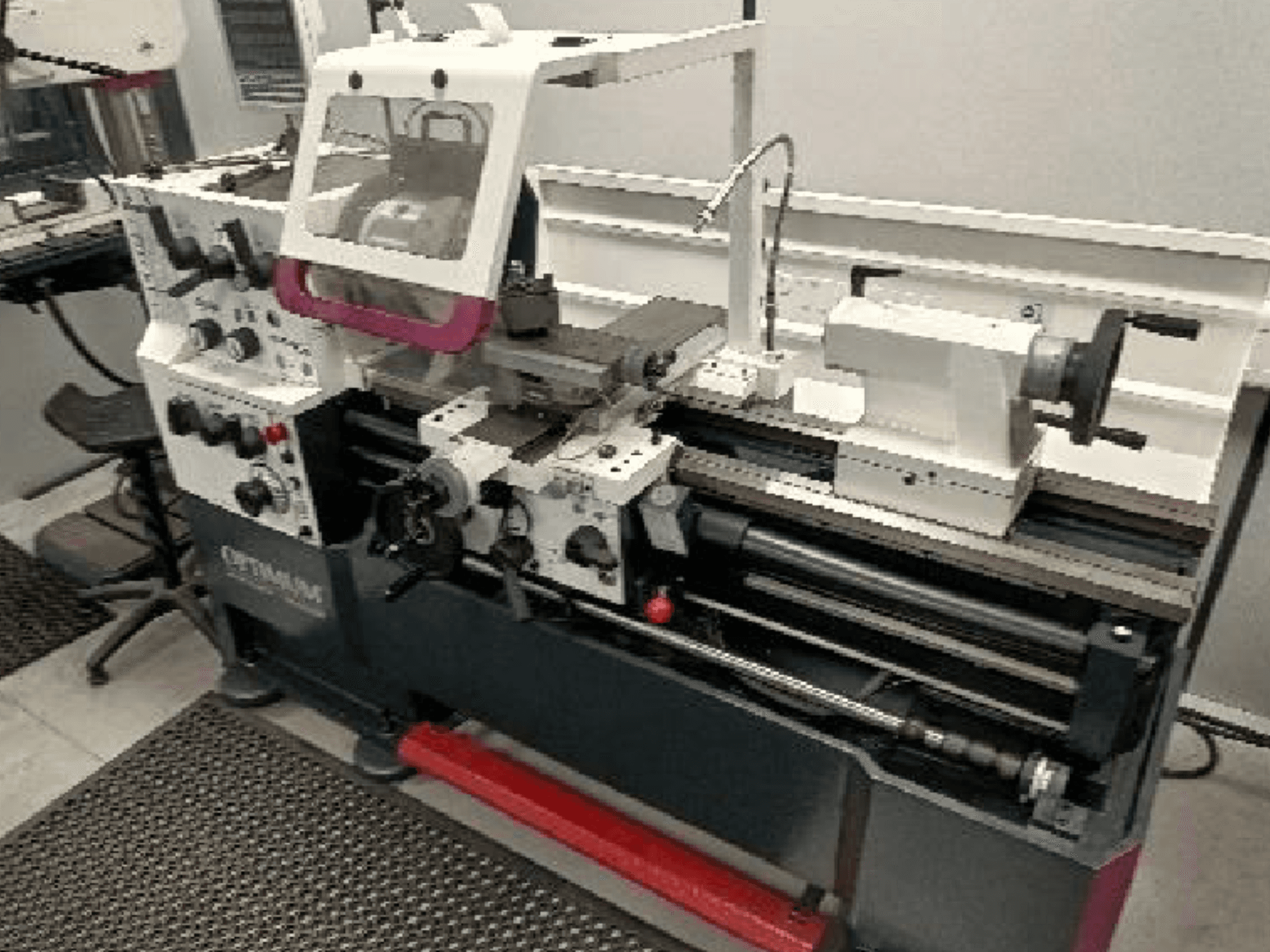 Die Werkzeugmaschine Optimum TH 4610 in Frontansicht, mit deutlich erkennbaren Details der Steuerung, der Spindel und des Arbeitsbereichs.