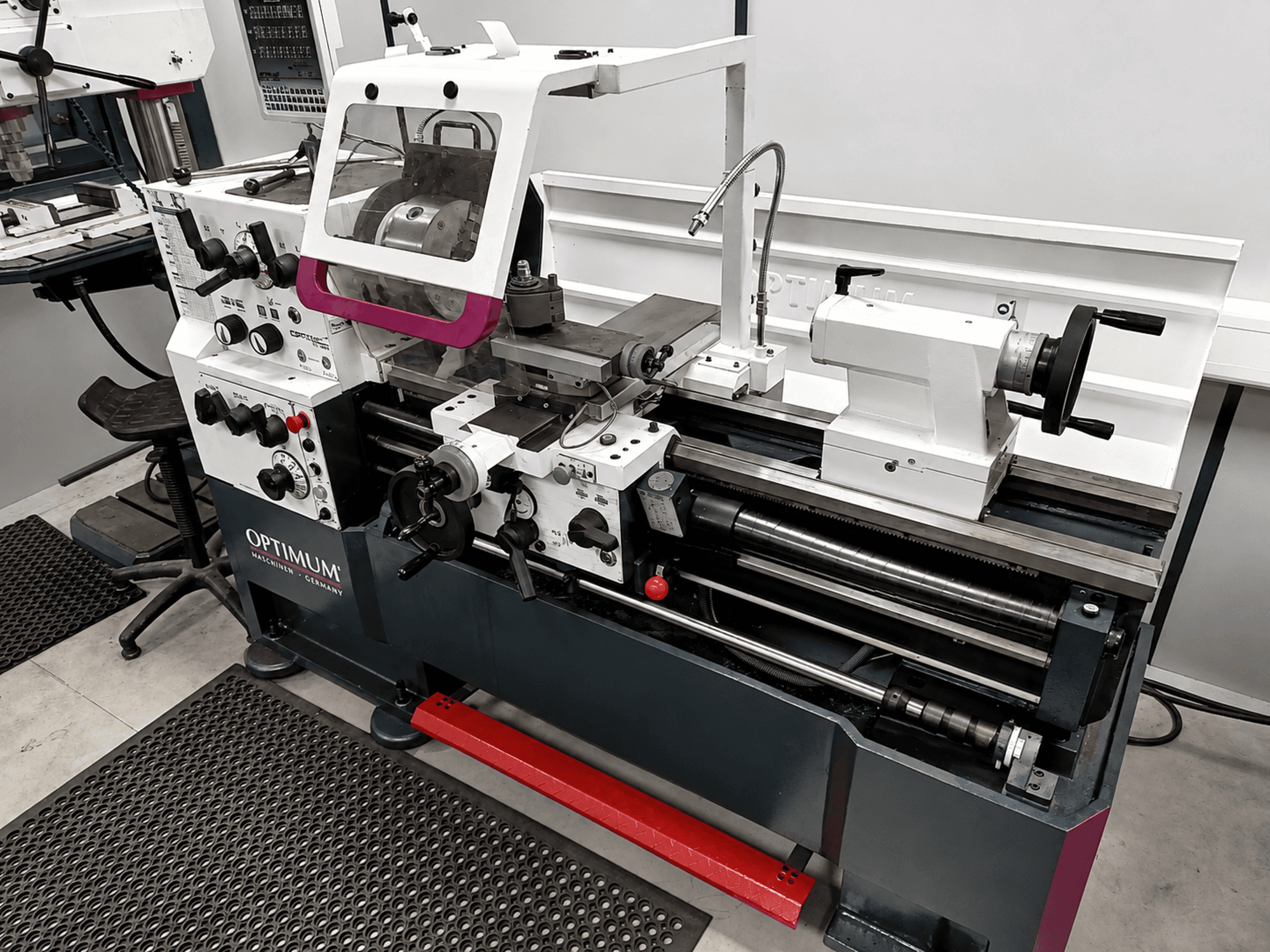 Horizontaldrehmaschine Optimum TH 4610, Seitenansicht, mit Bedienelementen, Spannfutter und Arbeitsbereich in robuster Bauweise.