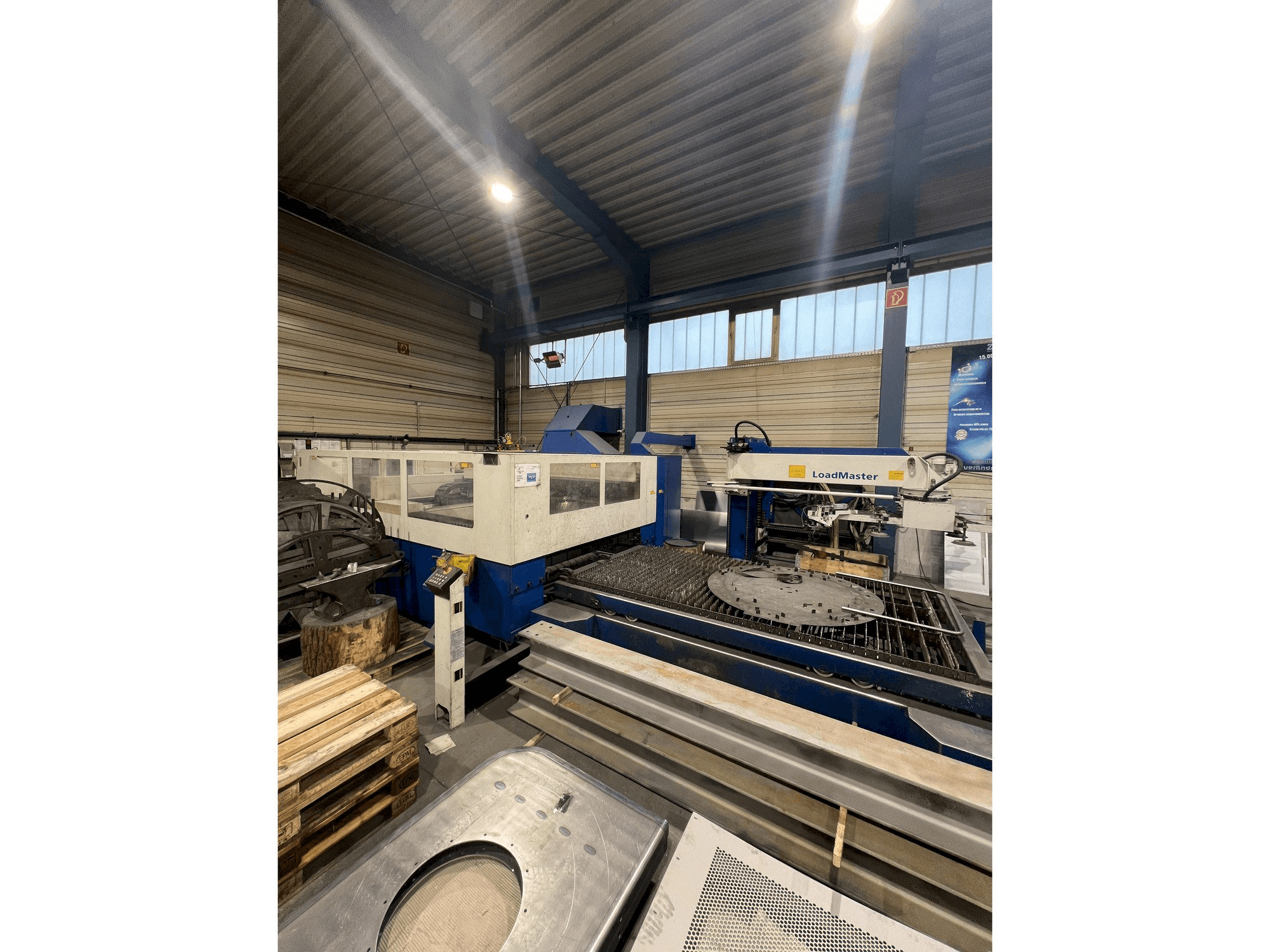 Frontansicht der TRUMPF TruLaser 3030 Maschine