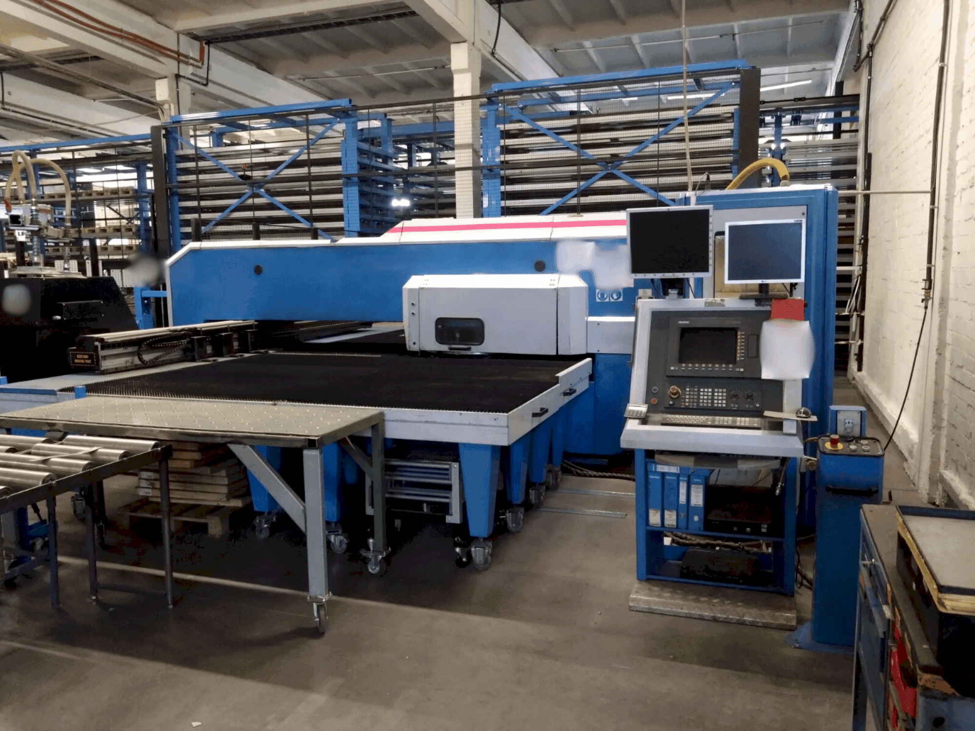 Frontansicht der Finn-Power F6-25 5B Maschine