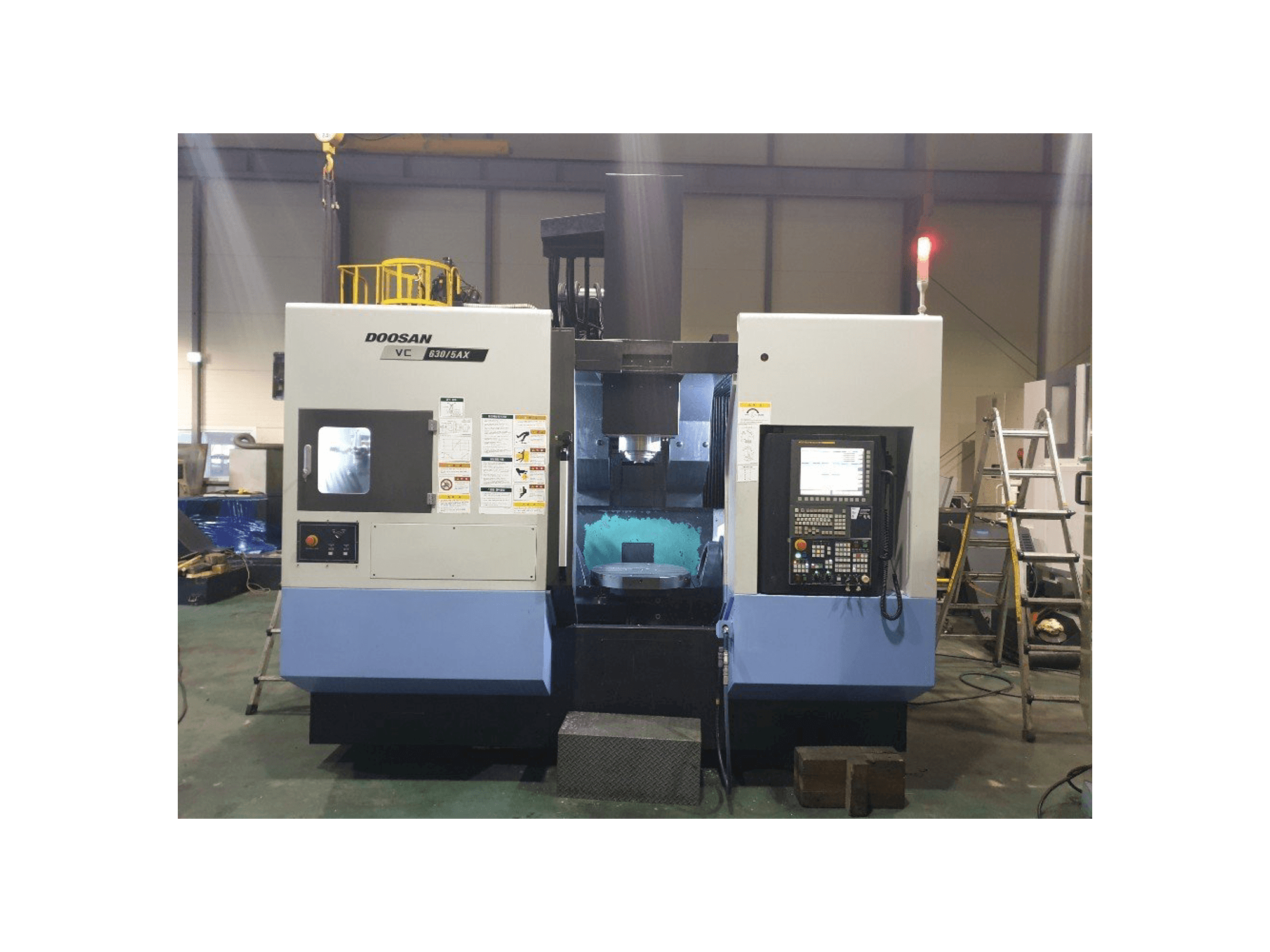 Frontansicht der Doosan VC630/5AX Maschine