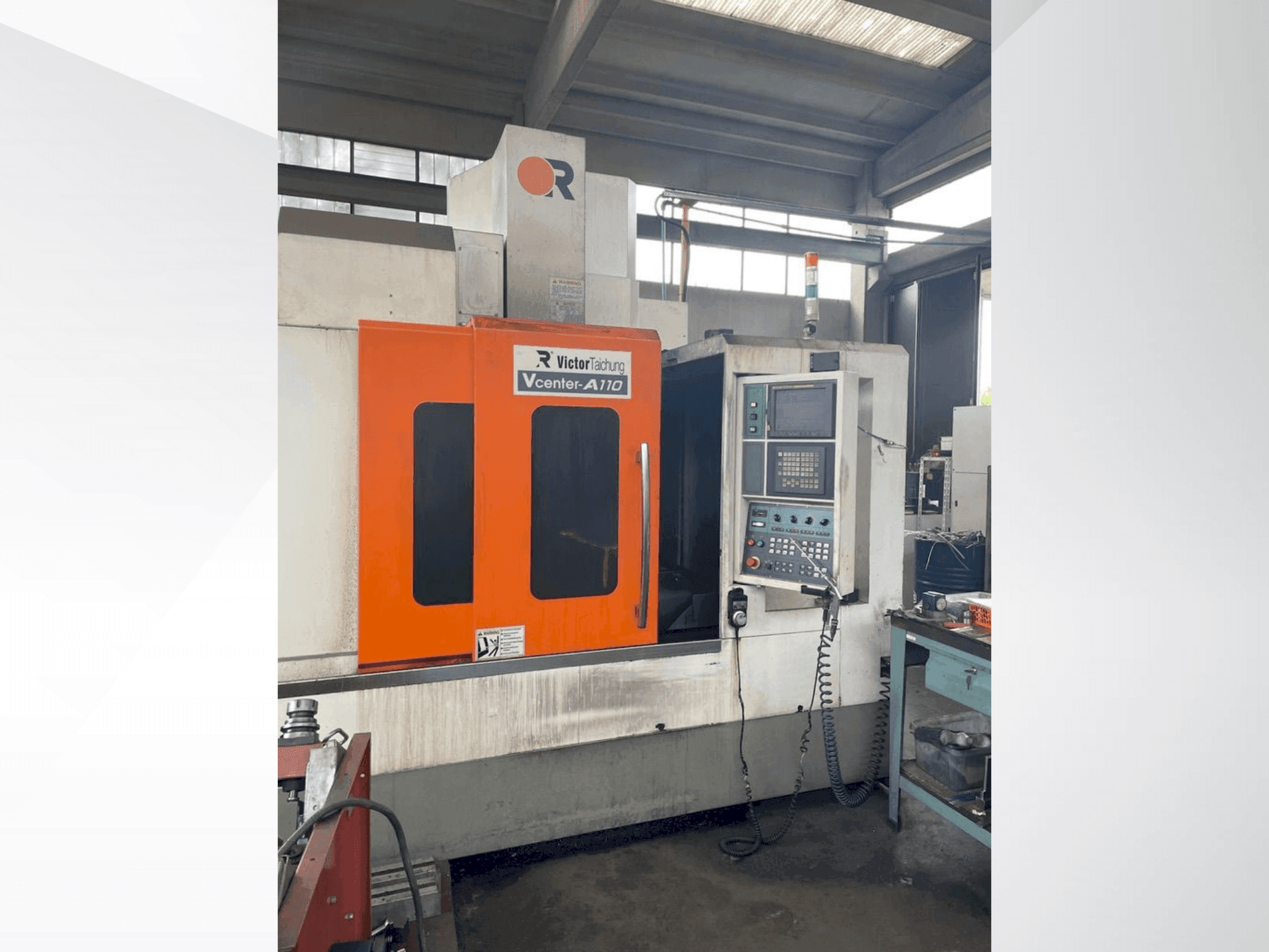 Frontansicht der Victor Vcenter A-110 Maschine