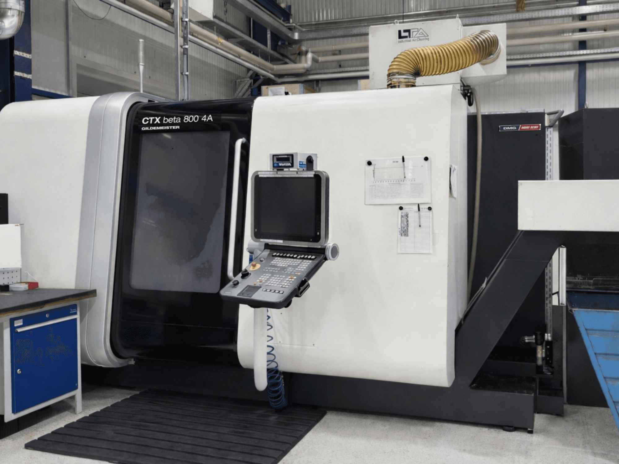 DMG CTX beta 800 4A Mehrspindel-Drehmaschine, Vorderansicht, mit sichtbarem Bedienfeld und Betriebsunterlagen.