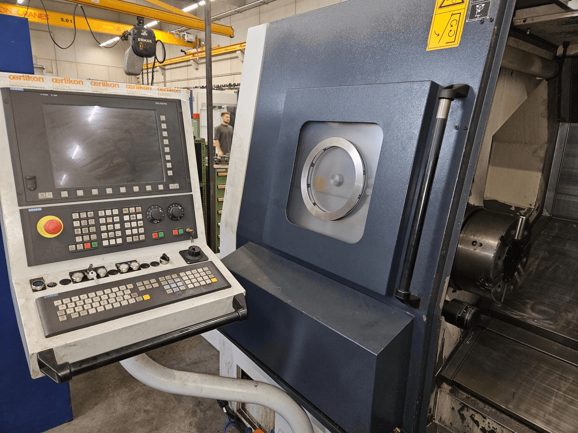 Vorderansicht des Dreh-Fräszentrums SPINNER TC800 110MCY mit Blick auf das Bedienfeld und die Maschinenkomponenten.