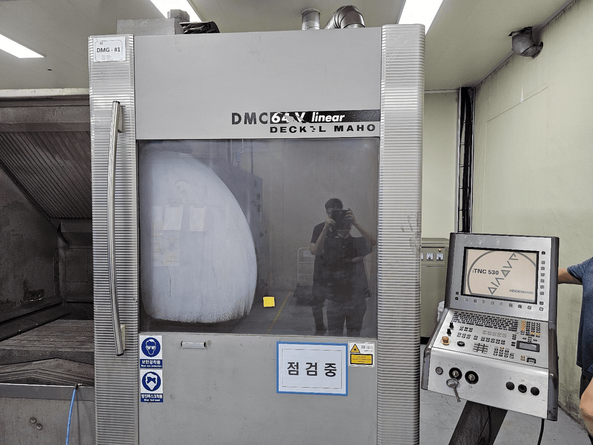 Frontansicht der DECKEL MAHO DMC 64V linear Maschine