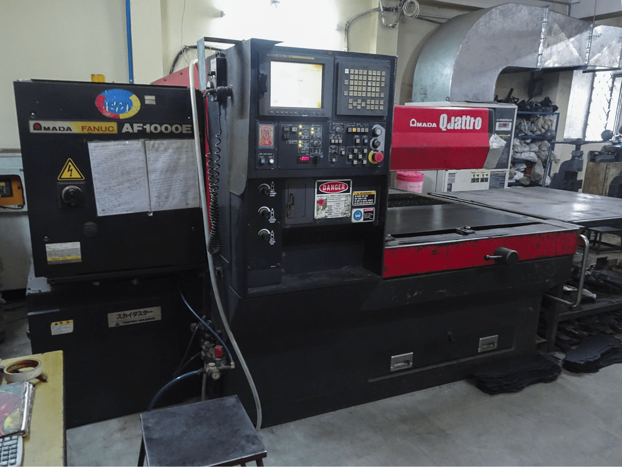 Linke Ansicht der AMADA Quattro AF1000E Maschine