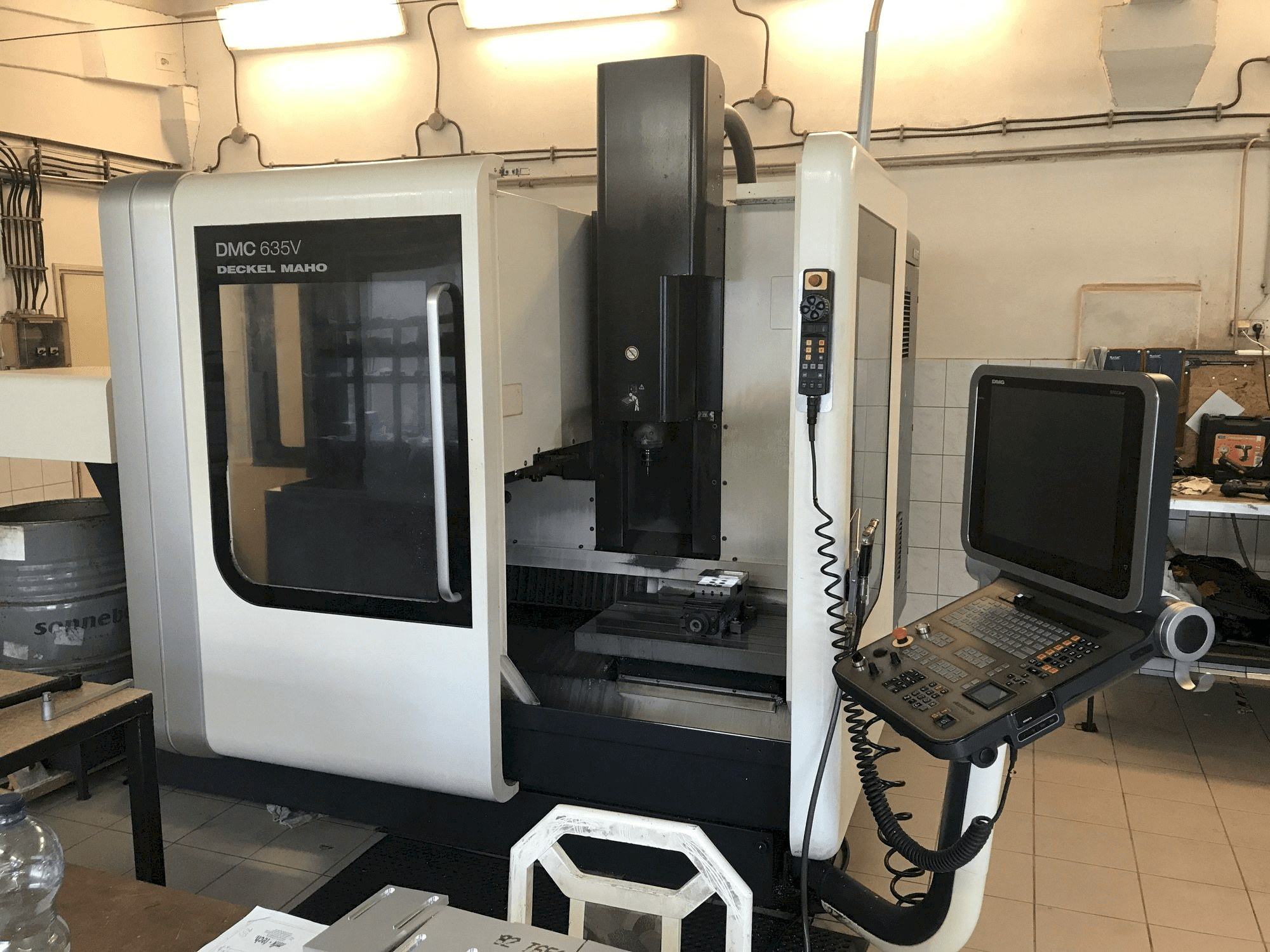 Frontansicht der DECKEL MAHO DMC 635V Maschine