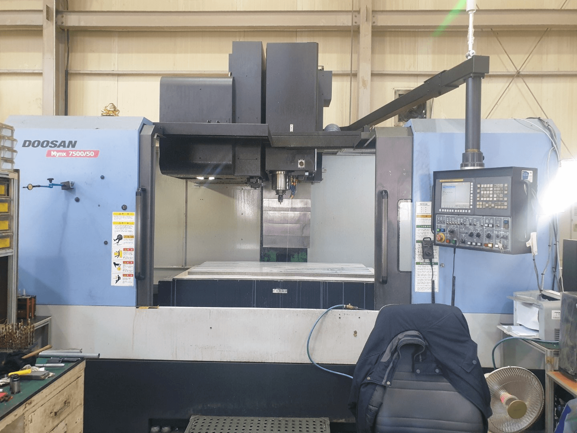 Frontansicht der Doosan MYNX 7500/50 Maschine