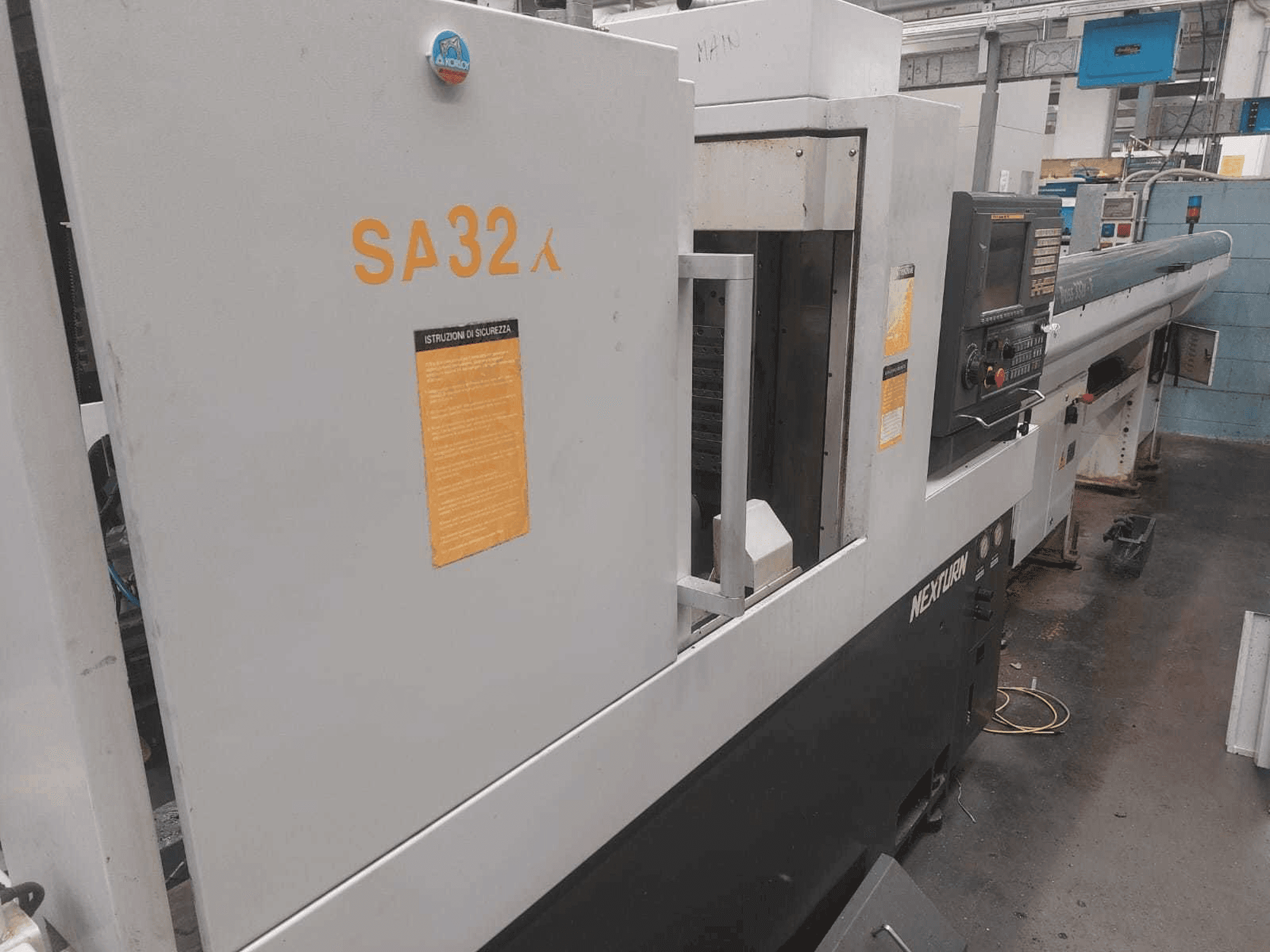 Linke Seitenansicht der Nexturn SA 32X Maschine