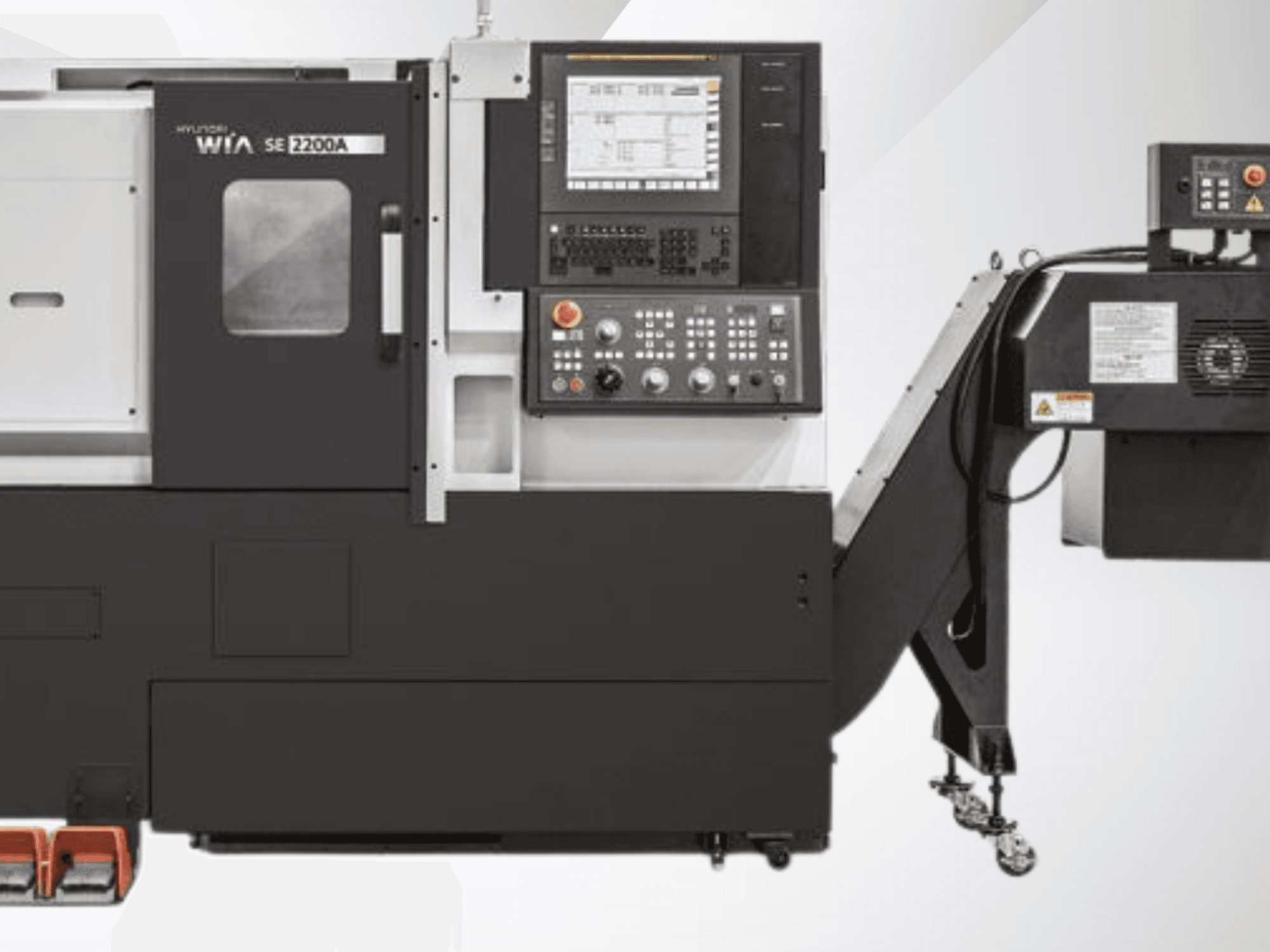 Hyundai WIA SE 2200A CNC-Drehmaschine, Vorderansicht, mit Bedienfeld und Spindelmotor, konzipiert für die Präzisionsbearbeitung.