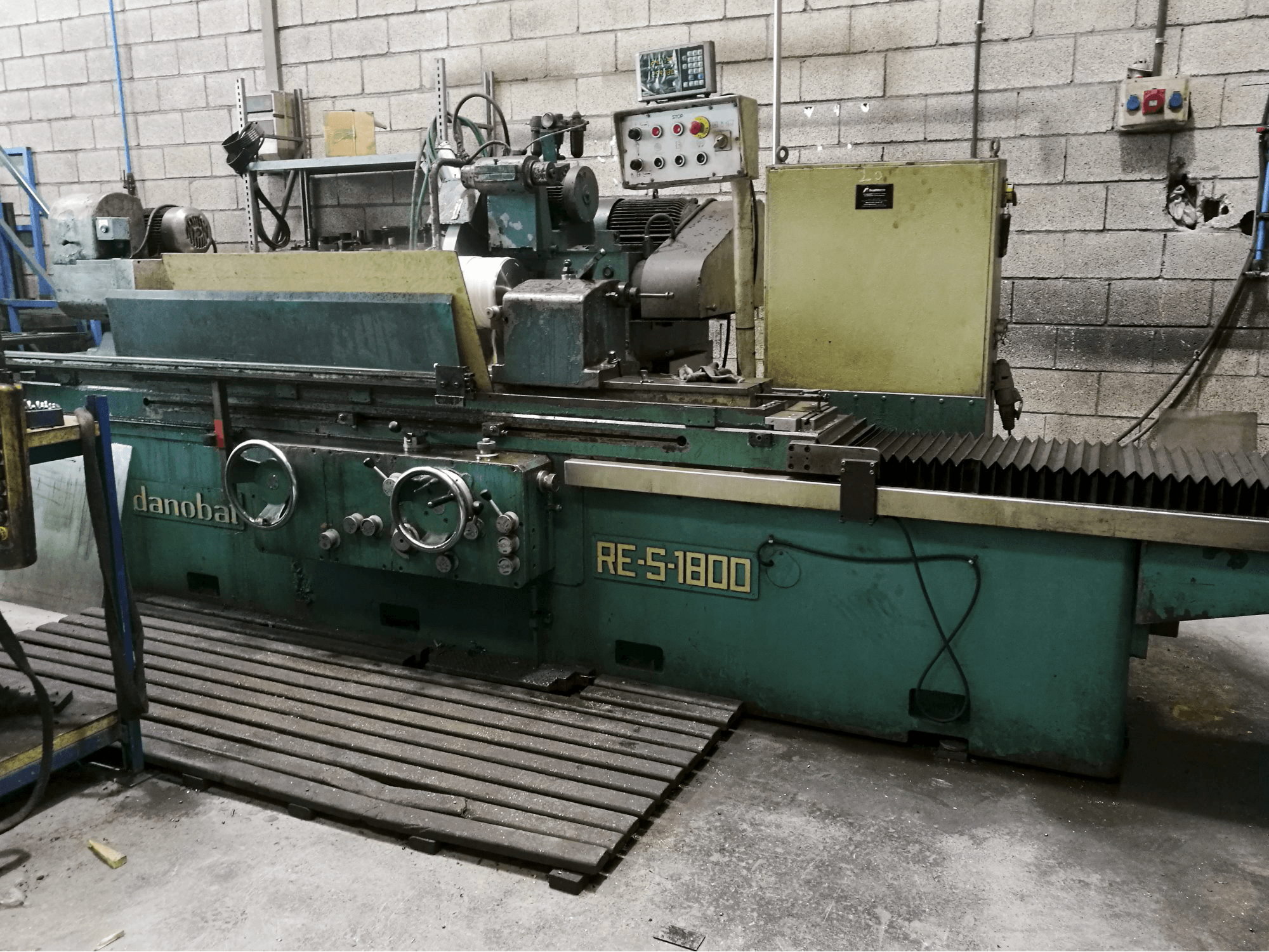 Frontansicht der DANOBAT RE-S-1800 Maschine