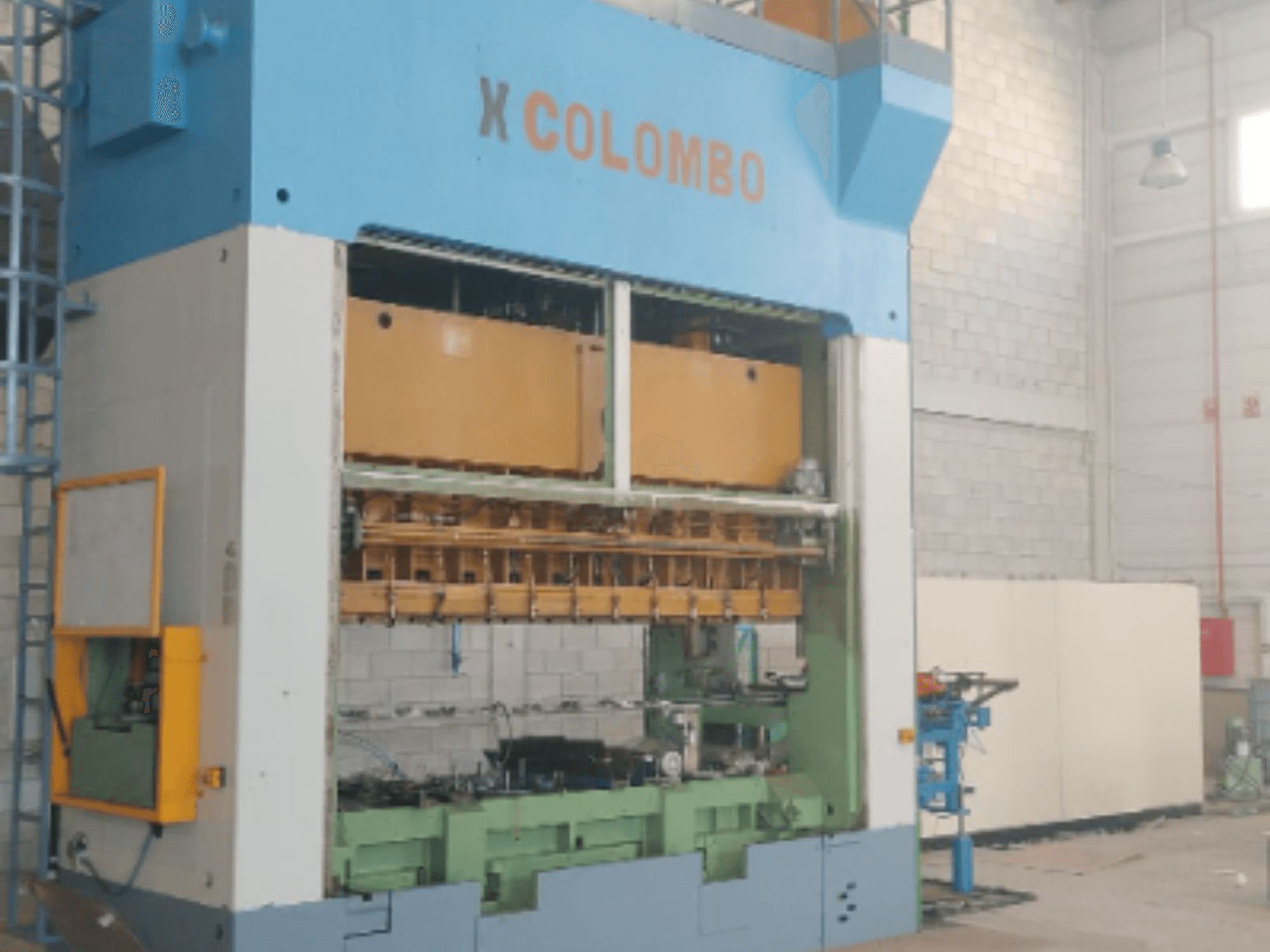 Mechanische Stanzpresse Colombo Agostino T231A315, Vorderansicht, mit Darstellung der Maschinenkomponenten und Funktionsmerkmale.