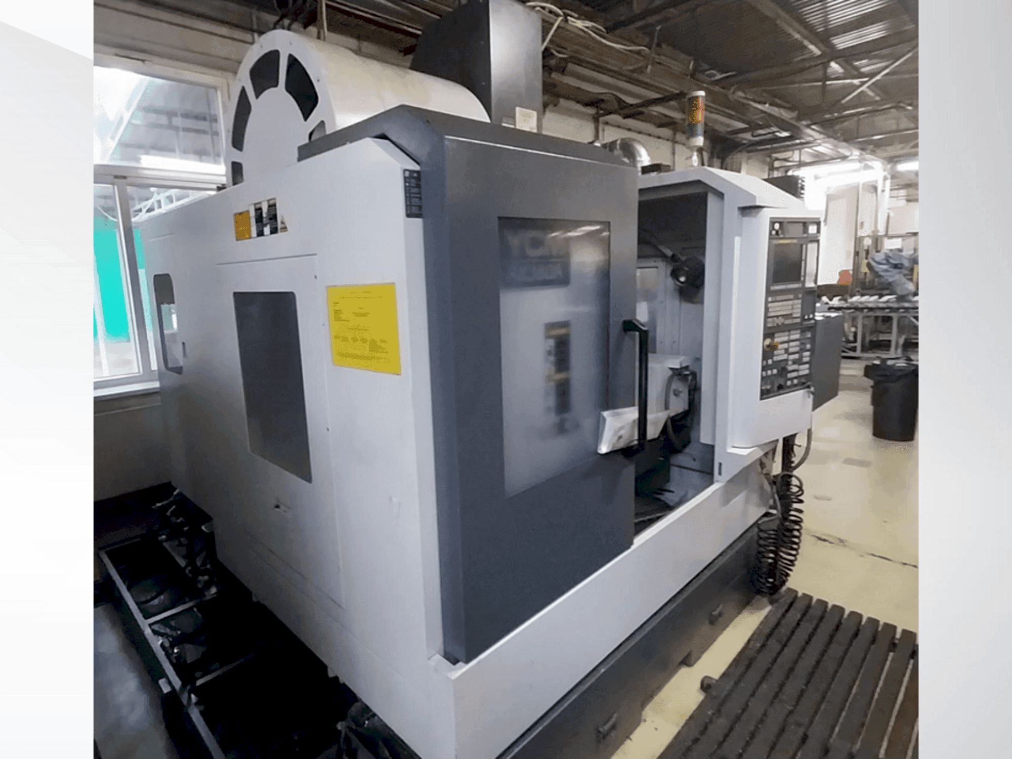 Frontansicht der YCM FX380A Maschine