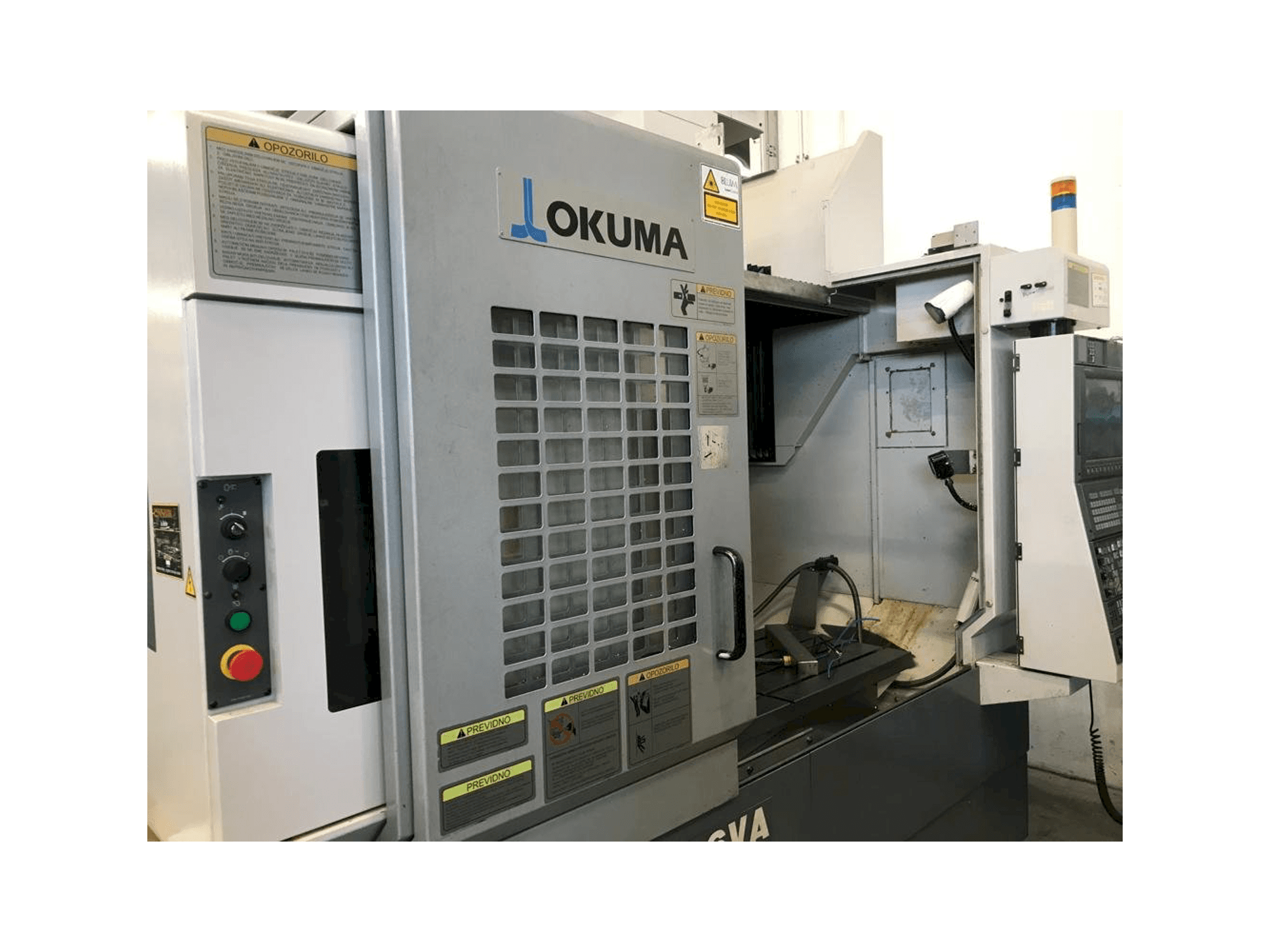 Frontansicht der Okuma MB 56 VA Maschine