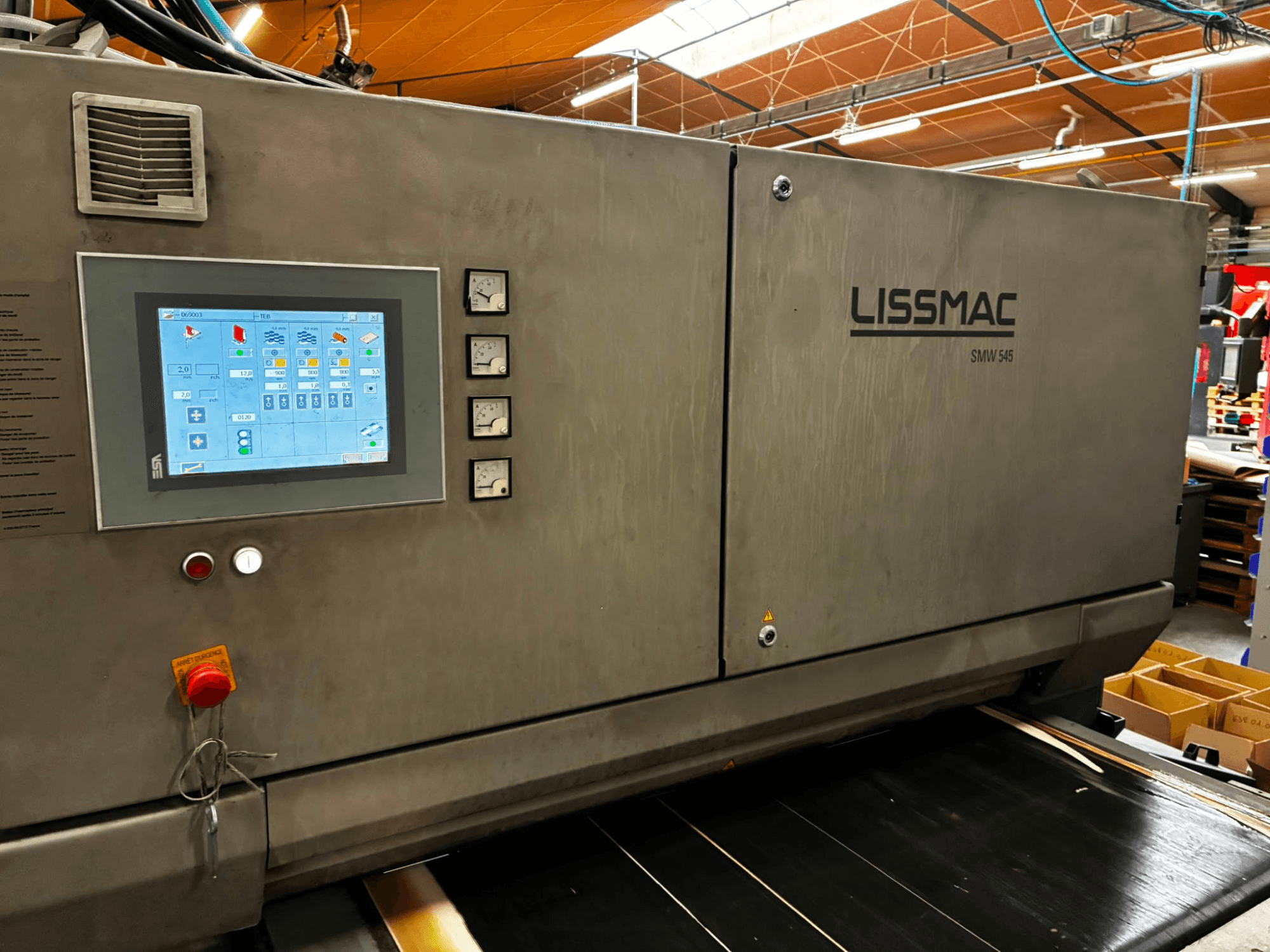 Entgratmaschine LISSMAC SMW 545 RTTB in Seitenansicht, mit einem Bedienfeld mit Touchscreen und Anzeigen.