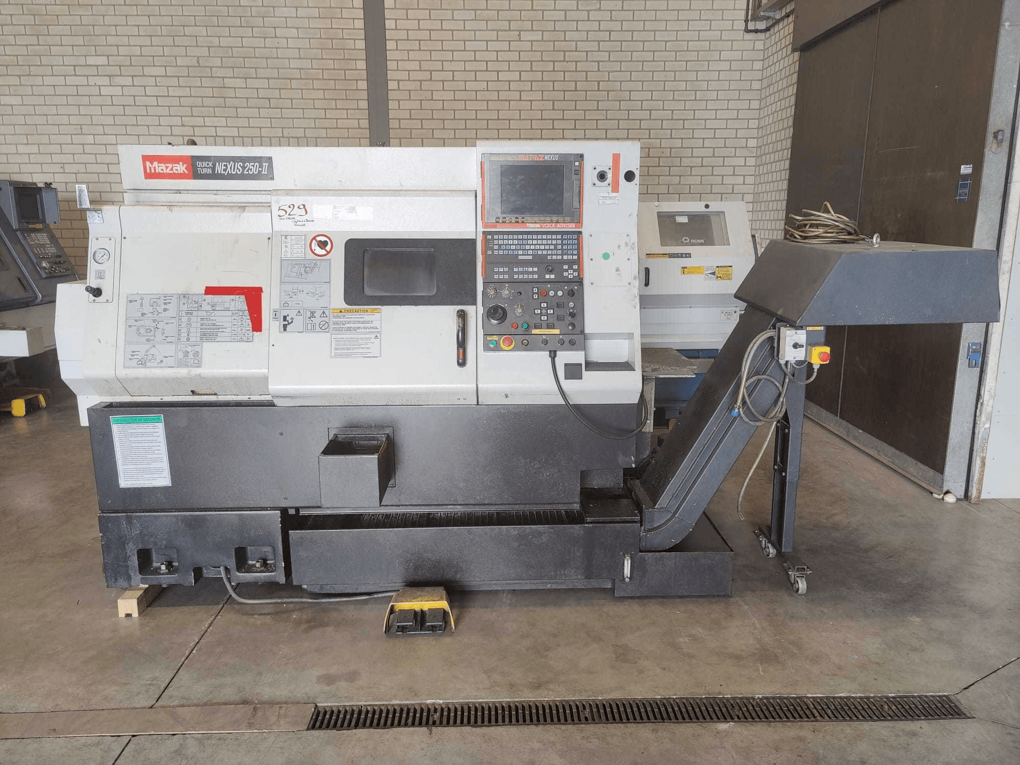 Frontansicht der Mazak Quick Turn Nexus 250-II Maschine