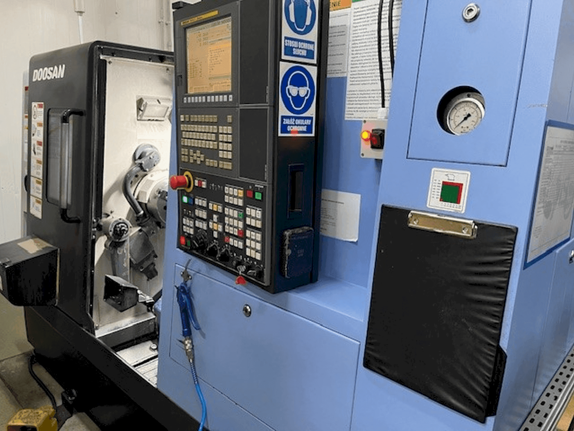 Frontansicht der DOOSAN Lynx 220 LMA Maschine