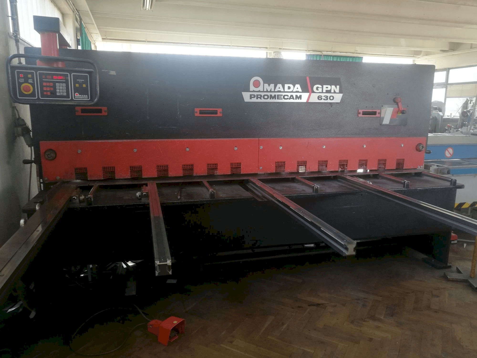 Frontansicht der AMADA Promecam GPN 630 Maschine