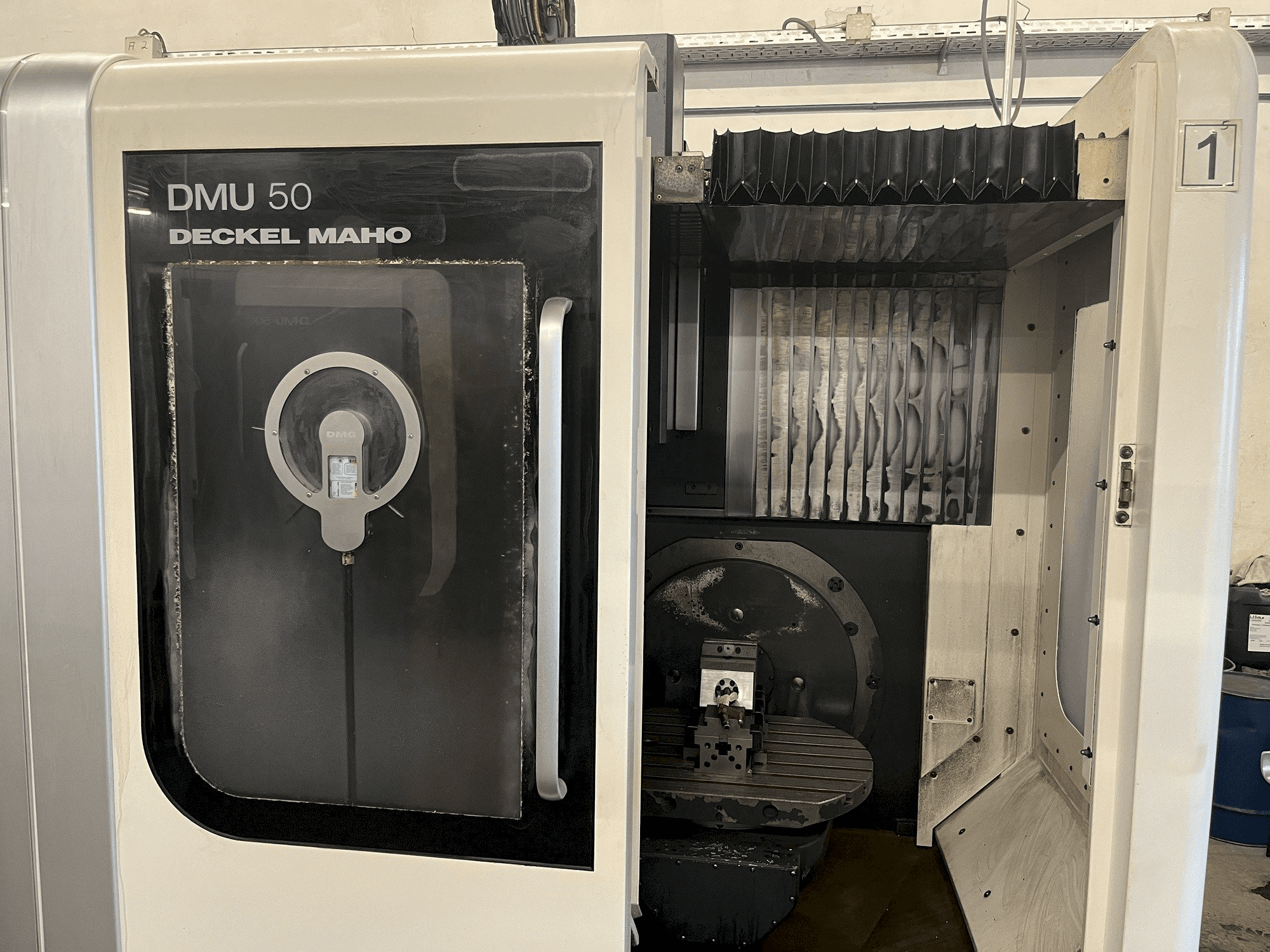Frontansicht der DECKEL MAHO DMU 50 Maschine