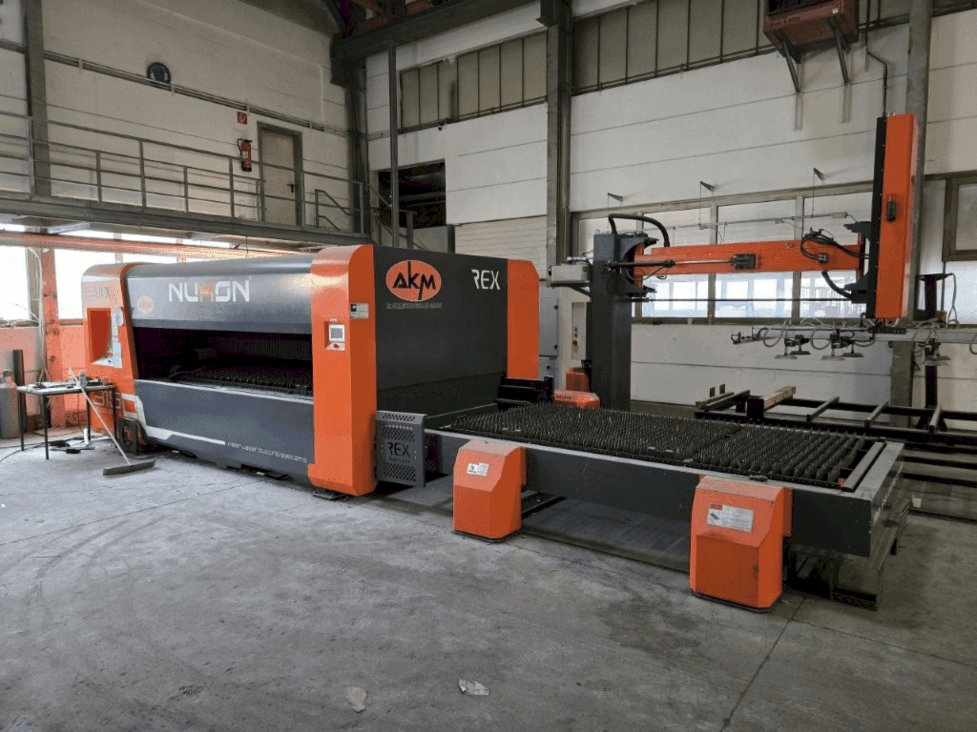 Frontansicht der NUKON Rex 315 Maschine