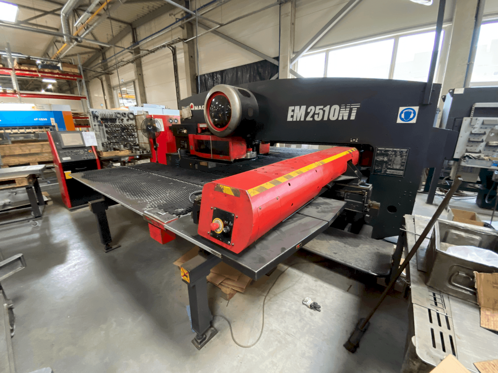 Frontansicht der AMADA EM2510NT Maschine