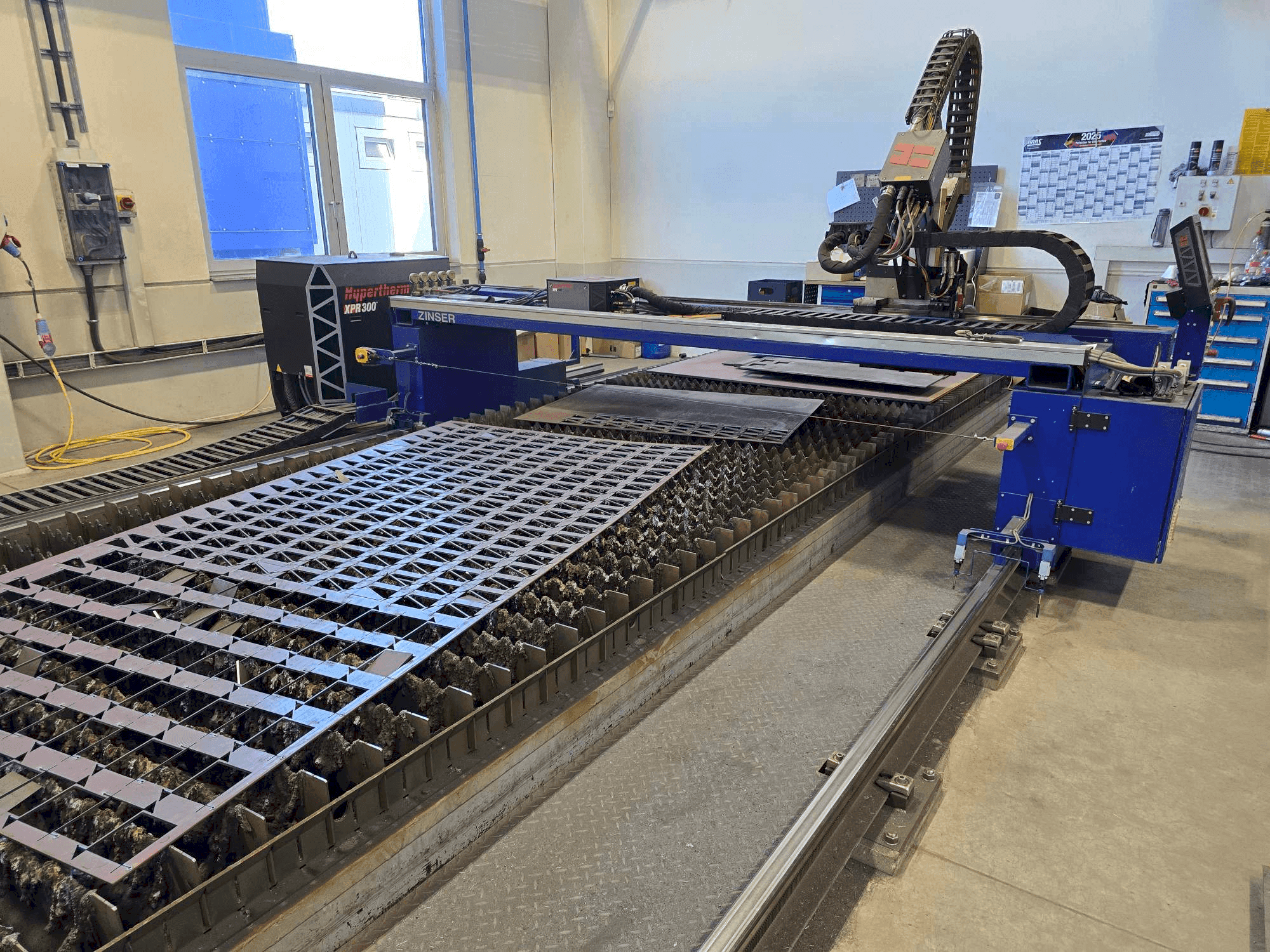 Frontansicht der ZINSER 2425-I/3600 Maschine