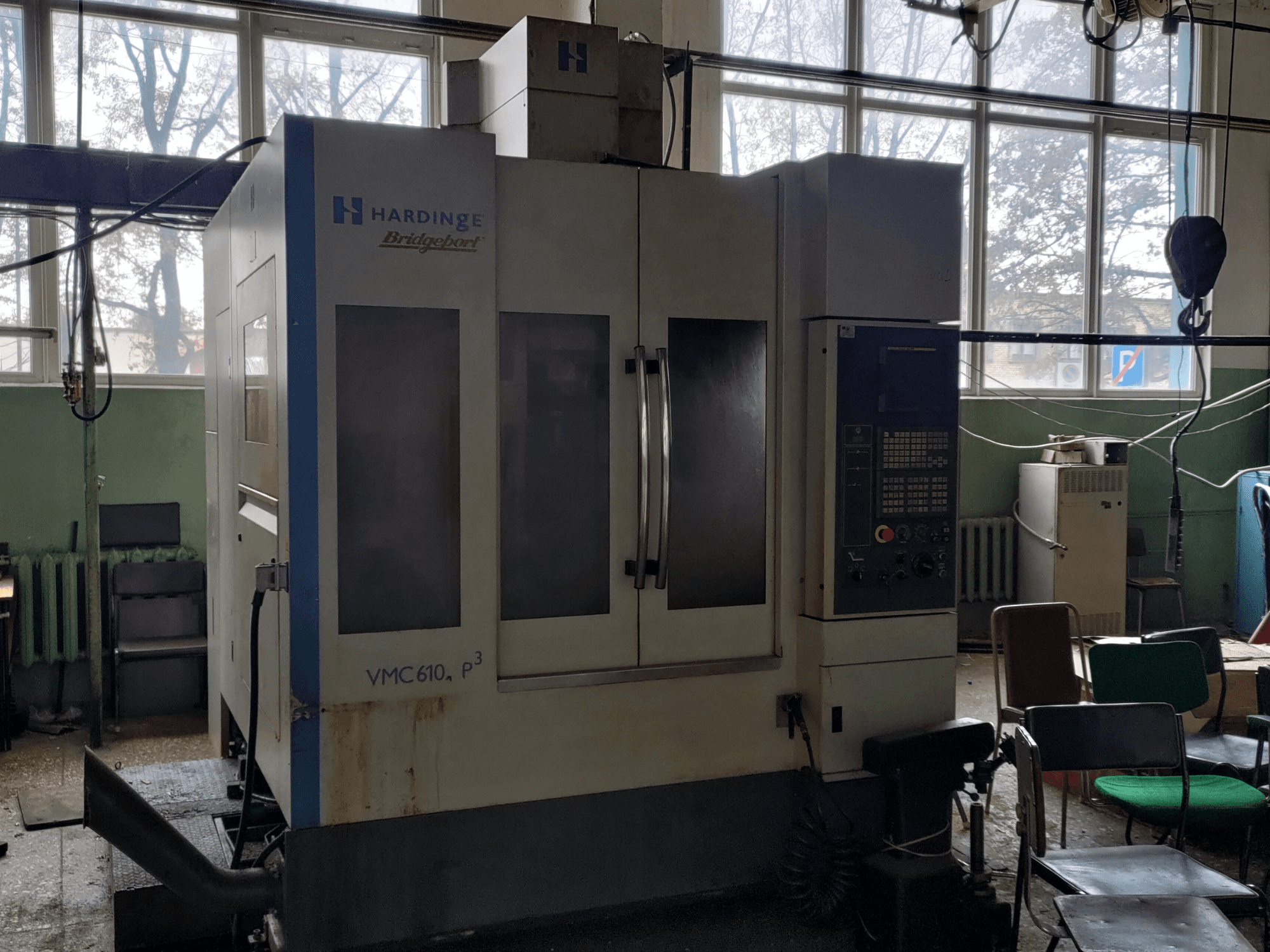 Das vertikale Bearbeitungszentrum Bridgeport VMC-610 XP3 aus der Vorderansicht, mit Blick auf das Bedienfeld und die großen Glastüren.