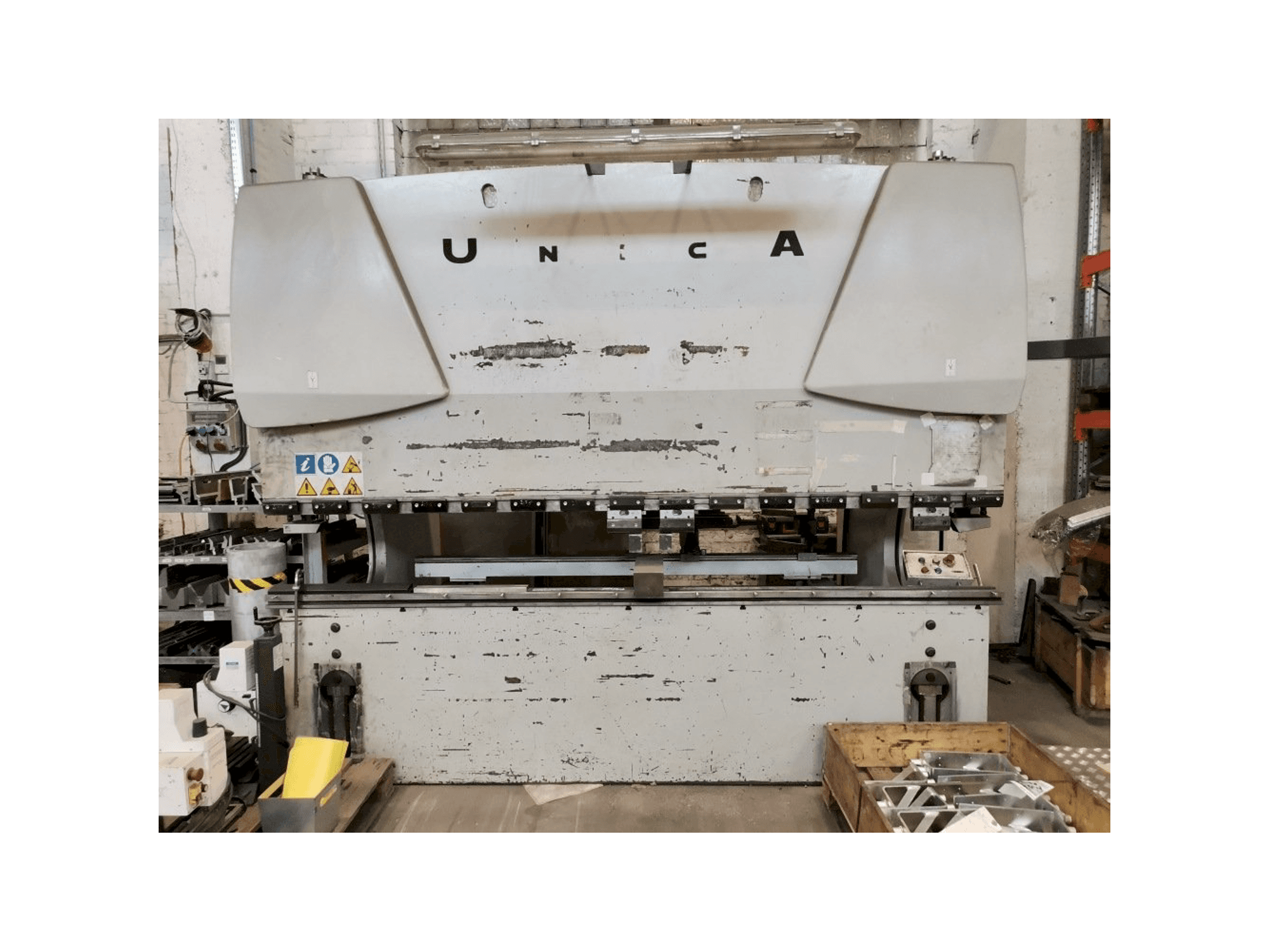 Frontansicht der Warcom UNICA30-100 Maschine