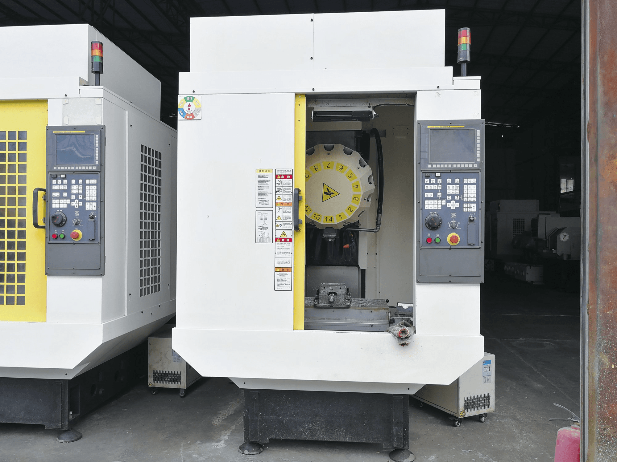 Frontansicht der FANUC α-D14MiA Maschine