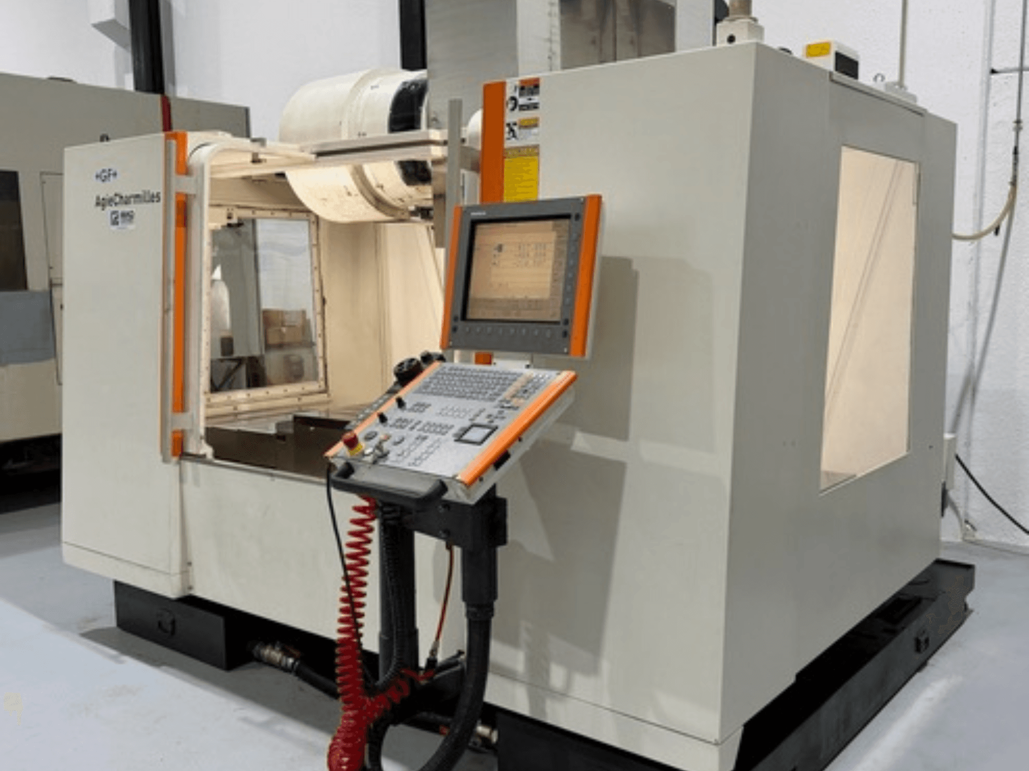 GF AgieCharmilles MIKRON Fräsmaschine in der Seitenansicht, mit einem Bedienfeld mit Tasten und einem Bildschirm.