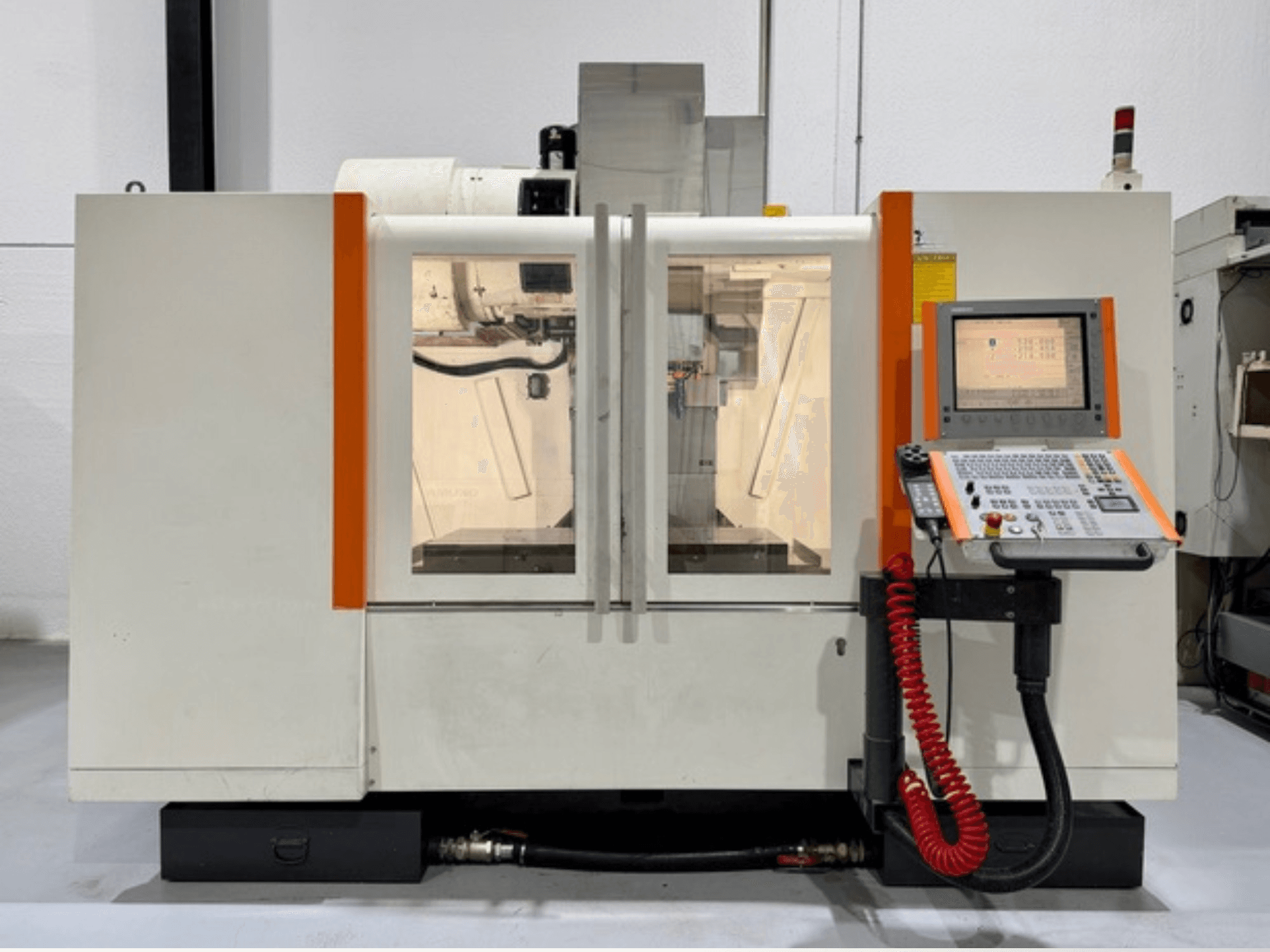 CNC-Maschine mit orangefarbenen Akzenten, Vorderansicht. Inklusive Bedienfeld und sichtbarem Innenleben.