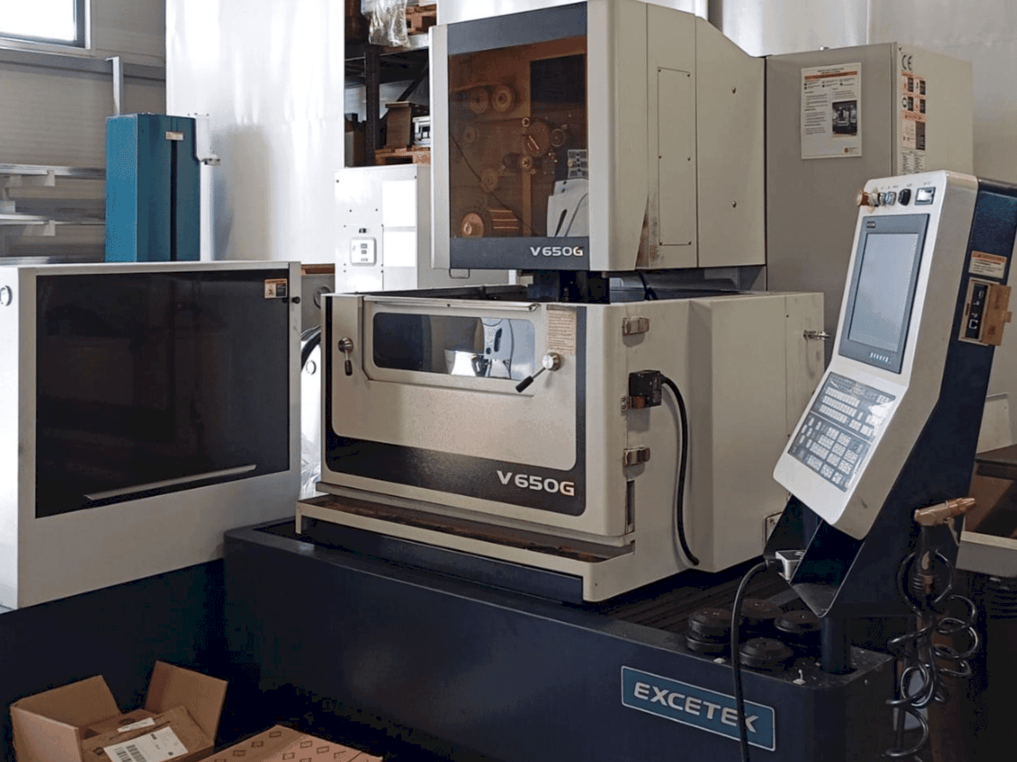 Frontansicht der EXCETEK V 650 G Maschine