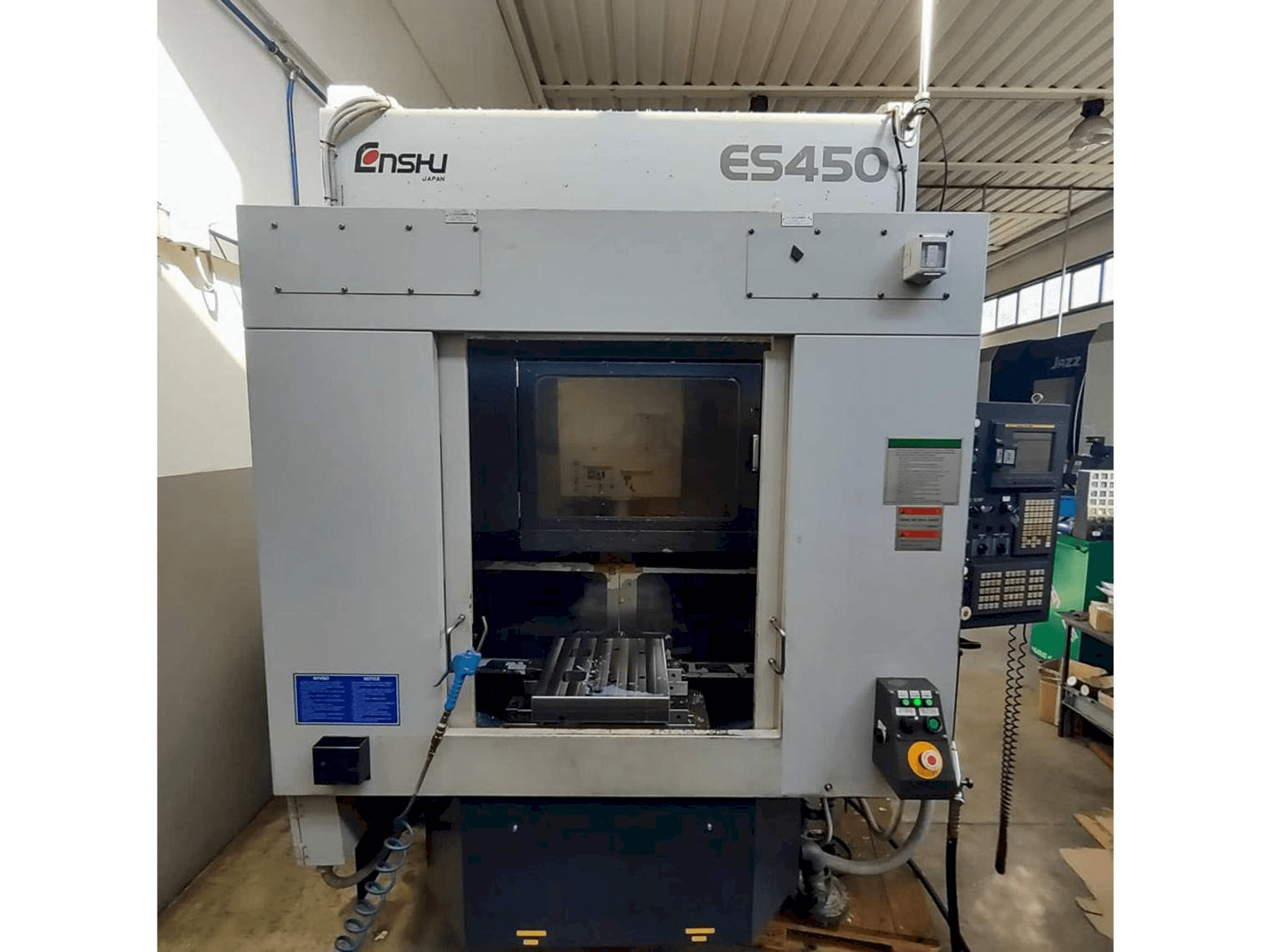 Frontansicht der Enshu ES450 Maschine
