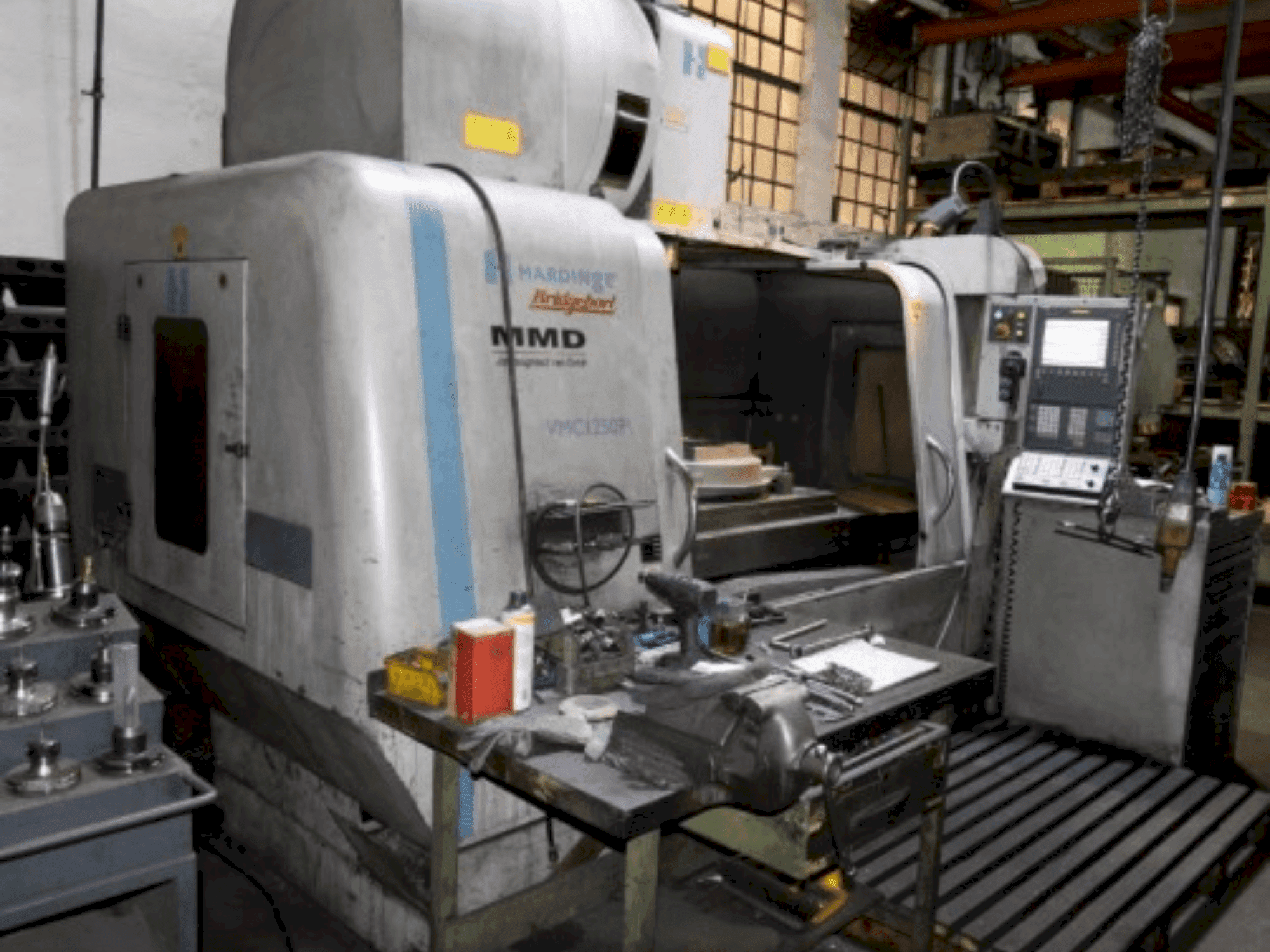 Frontansicht der Hardinge Bridgeport MMD VMC1250 P3 Maschine
