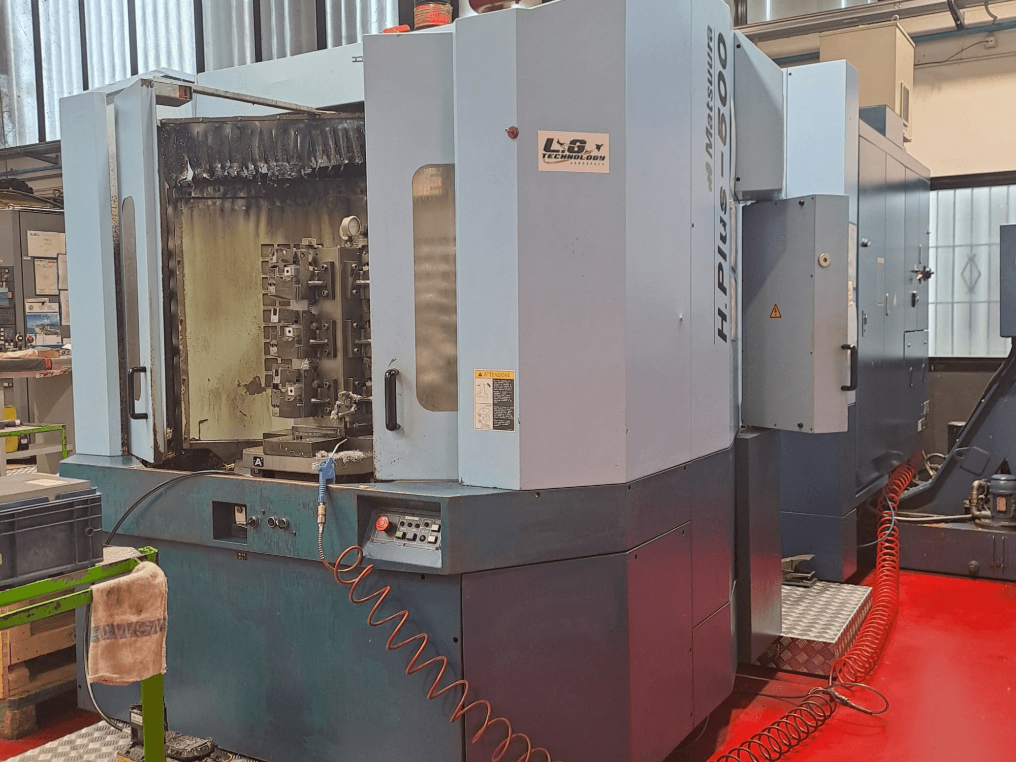 Matsuura H.PLUS-500 Horizontal-Bearbeitungszentrum, Seitenansicht, mit Bedienelementen und Spindel mit sichtbaren Verschleißspuren.