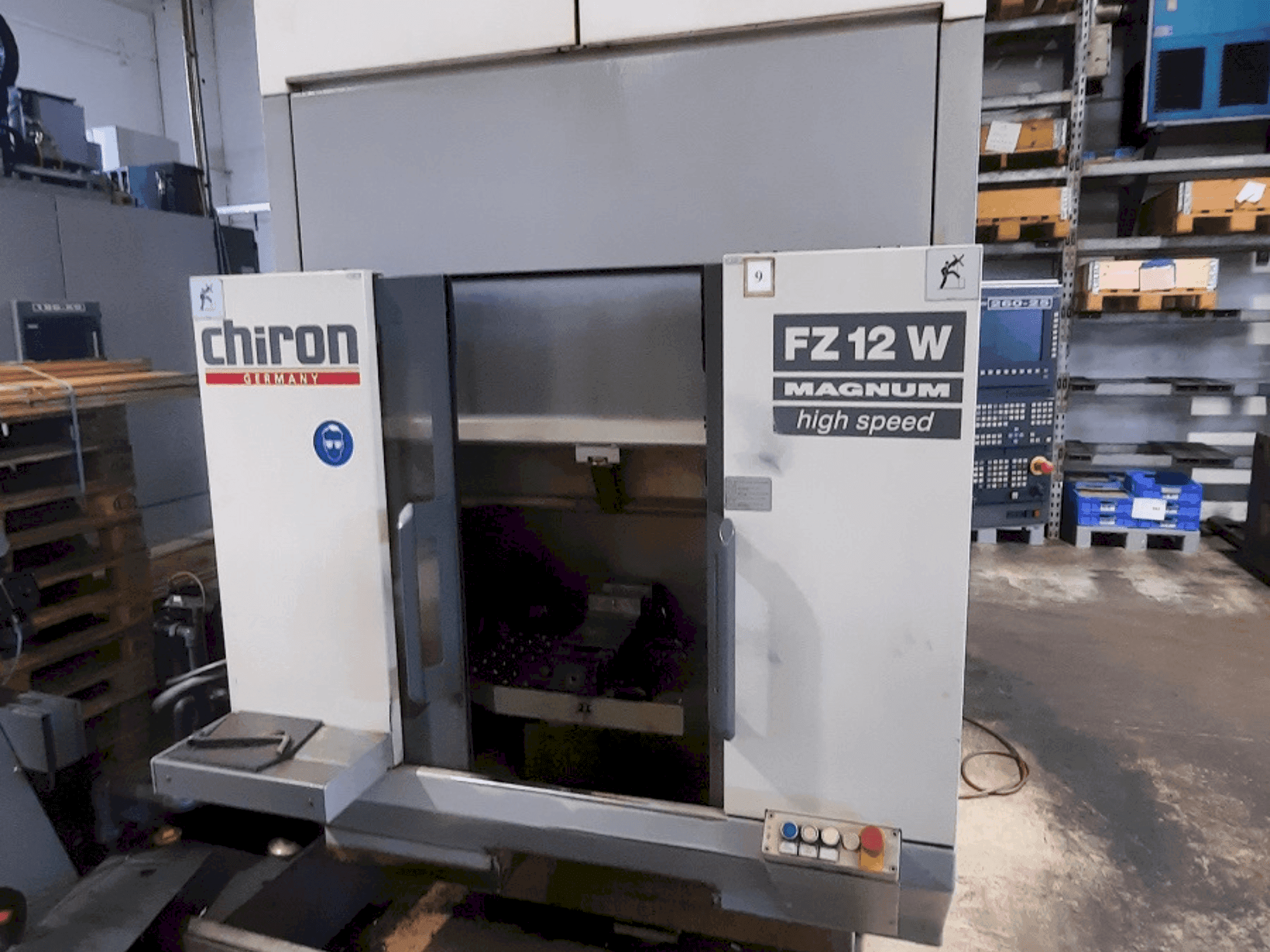 Frontansicht der CHIRON FZ 12 W Maschine