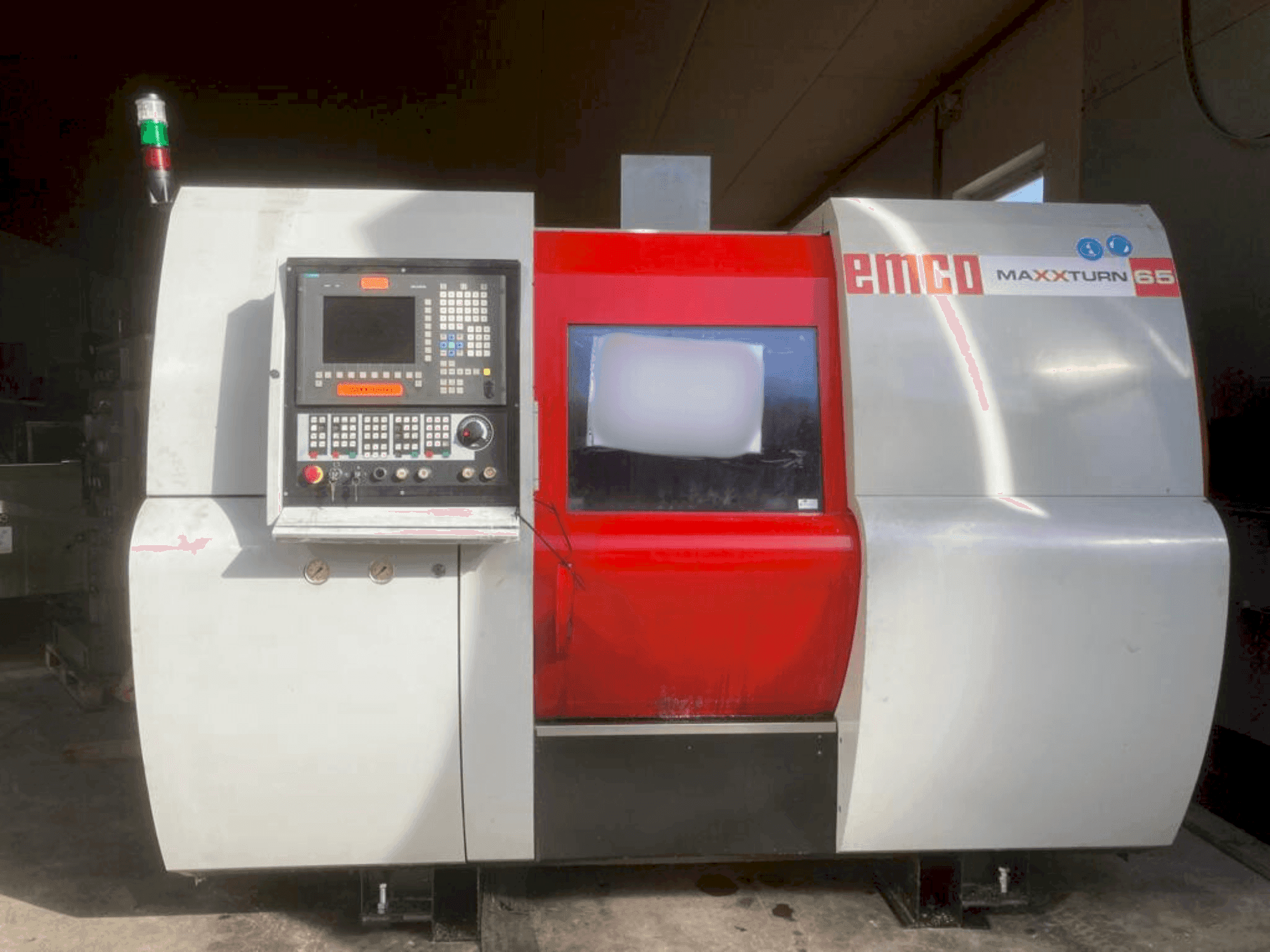 Frontansicht der EMCO Maxxturn 65 Maschine