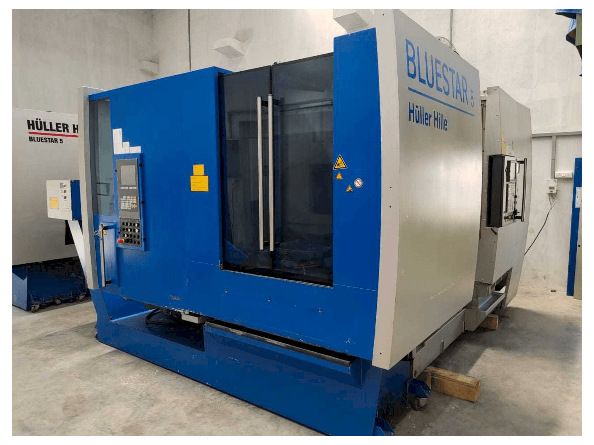 Frontansicht der Hueller Hille Bluestar 5 Maschine
