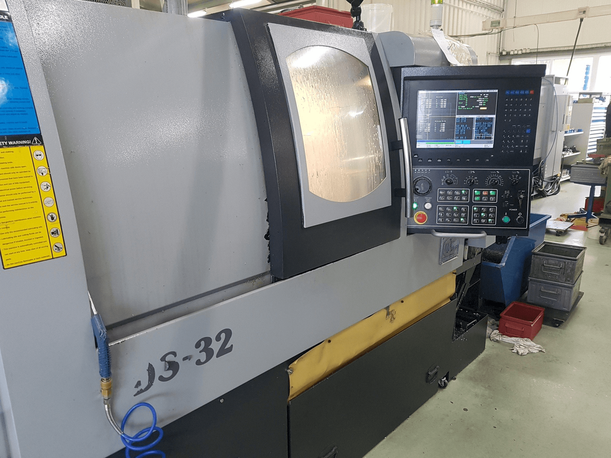 Frontansicht der Chiah-Chyun CDS-32 Maschine