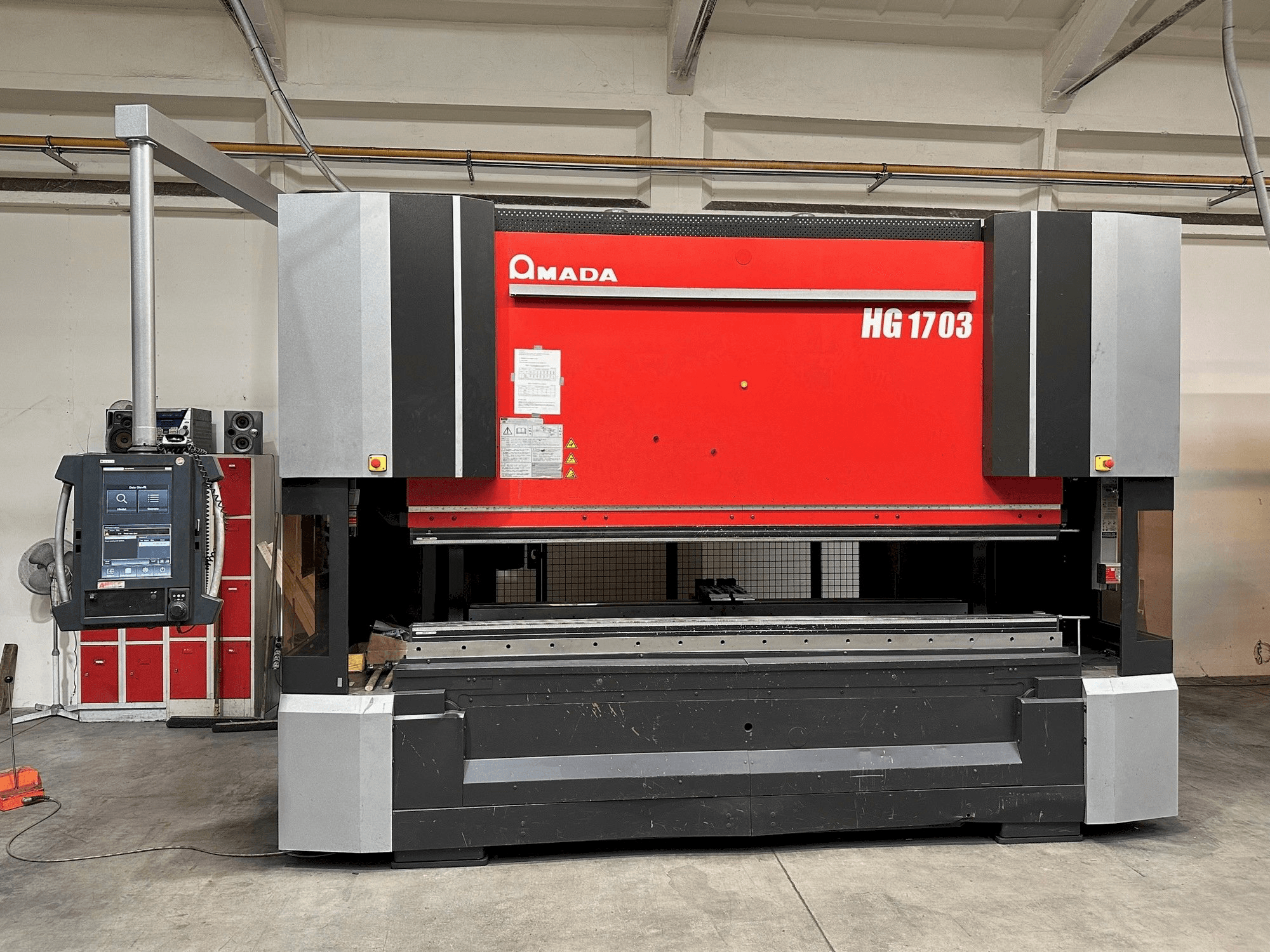 Frontansicht der AMADA HG-1703 Maschine