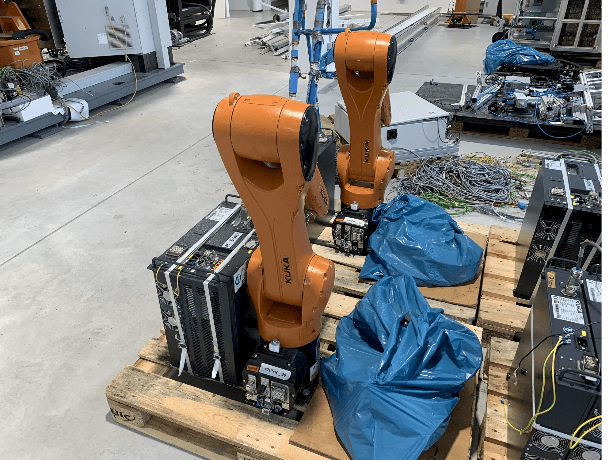 Frontansicht der KUKA KR10 R1100 with KR C4 COMPACT Controller Maschine