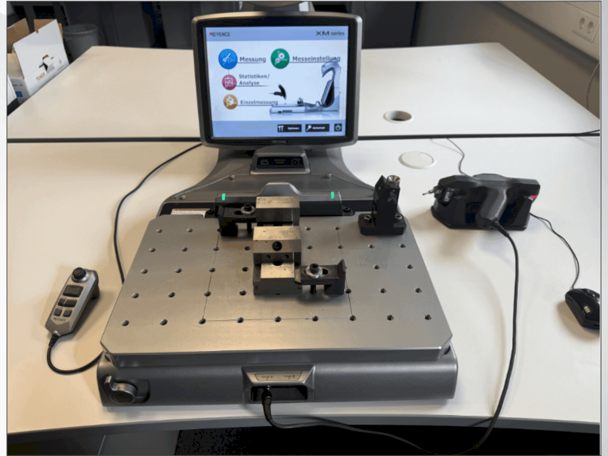 Frontansicht der KEYENCE XM-1200 Maschine