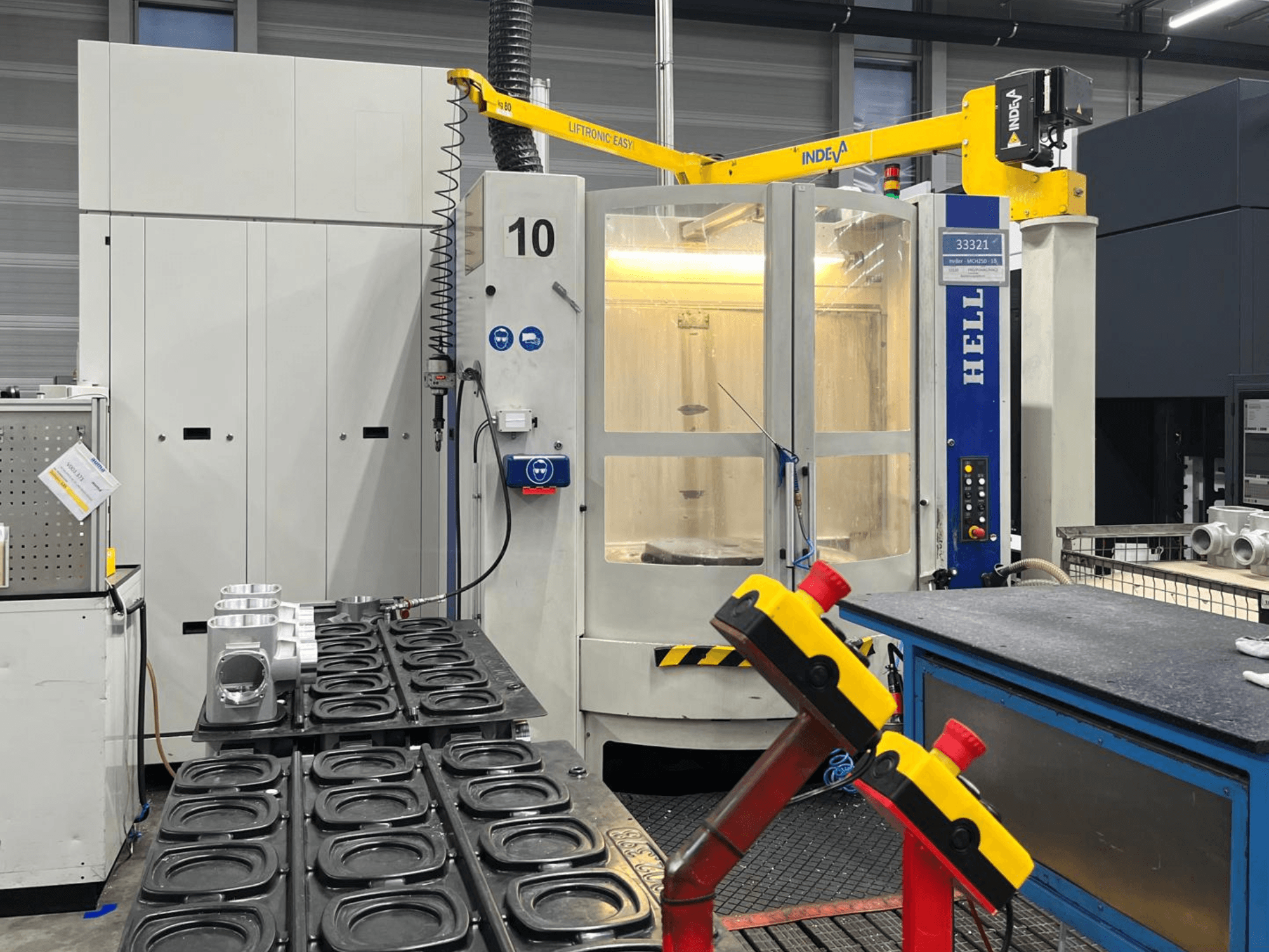 HELLER Horizontal-Bearbeitungszentrum MCH 250 in der Vorderansicht, mit Aluminiumteilen und seitlich sichtbaren Bedientasten.