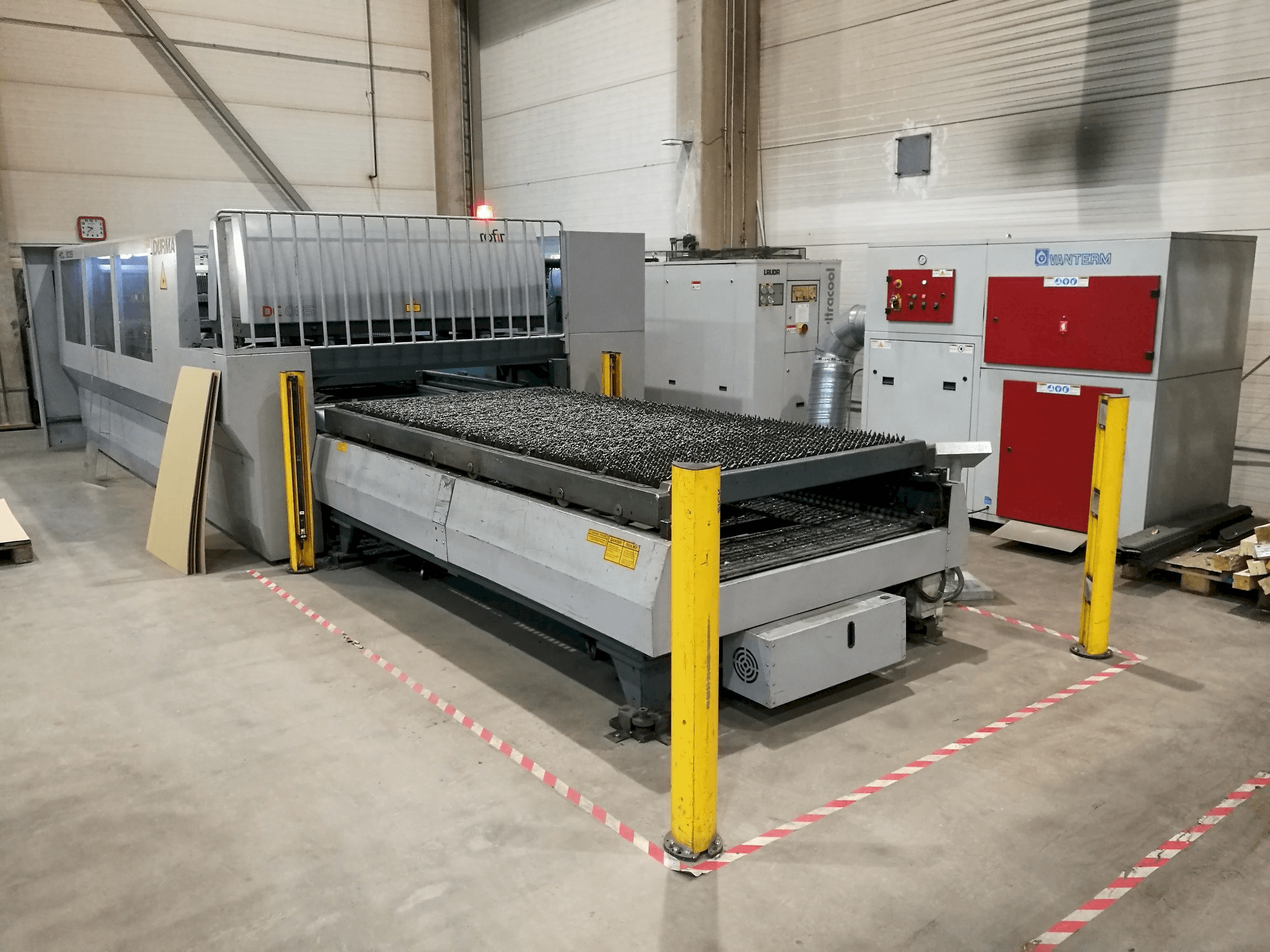 Linke Seitenansicht der Durma HDL 3015 Maschine